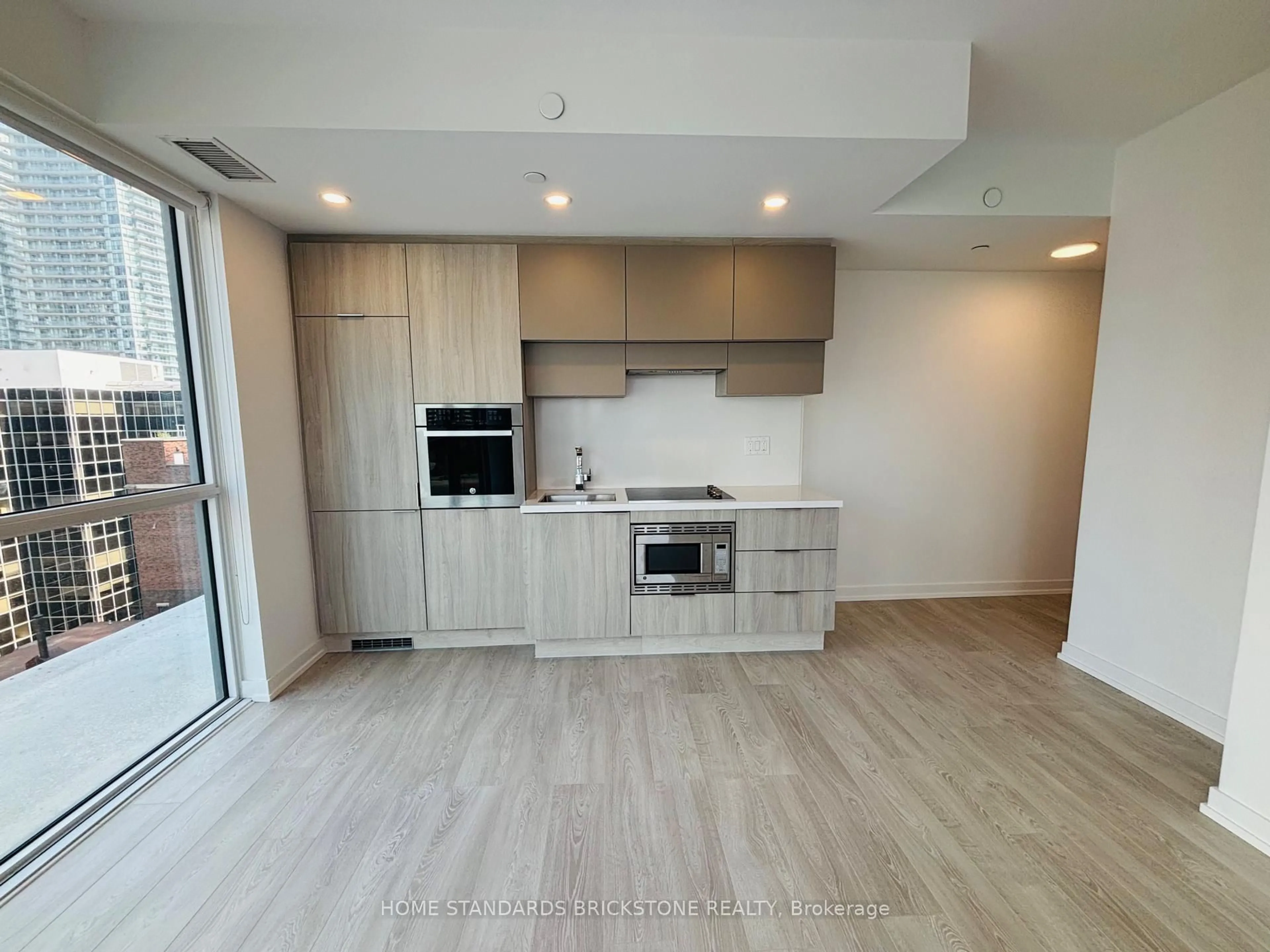 Standard kitchen, unknown for 39 Roehampton Ave #609, Toronto Ontario M4P 1P9