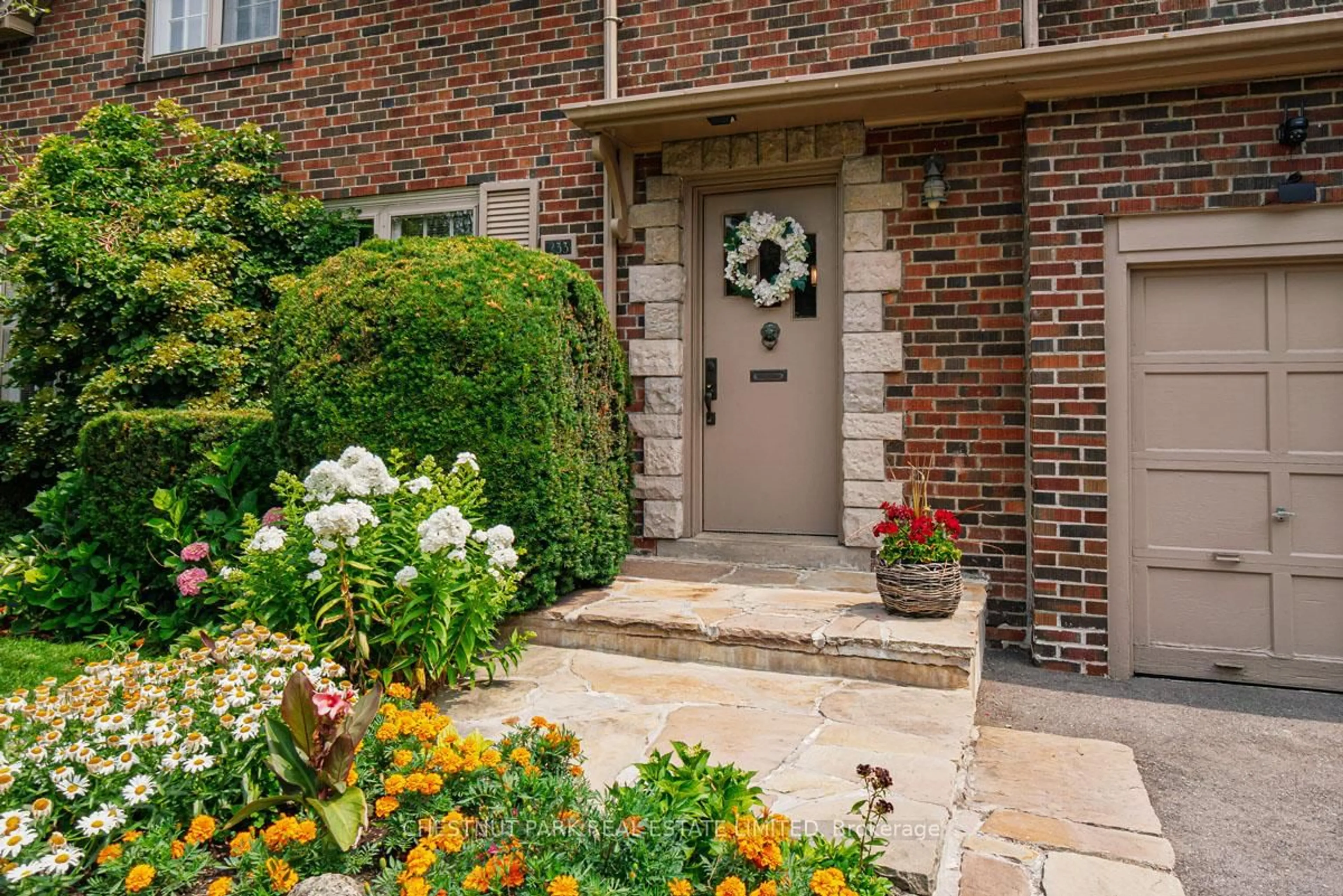 Home with brick exterior material, street for 233 Yonge Blvd, Toronto Ontario M5M 3J1