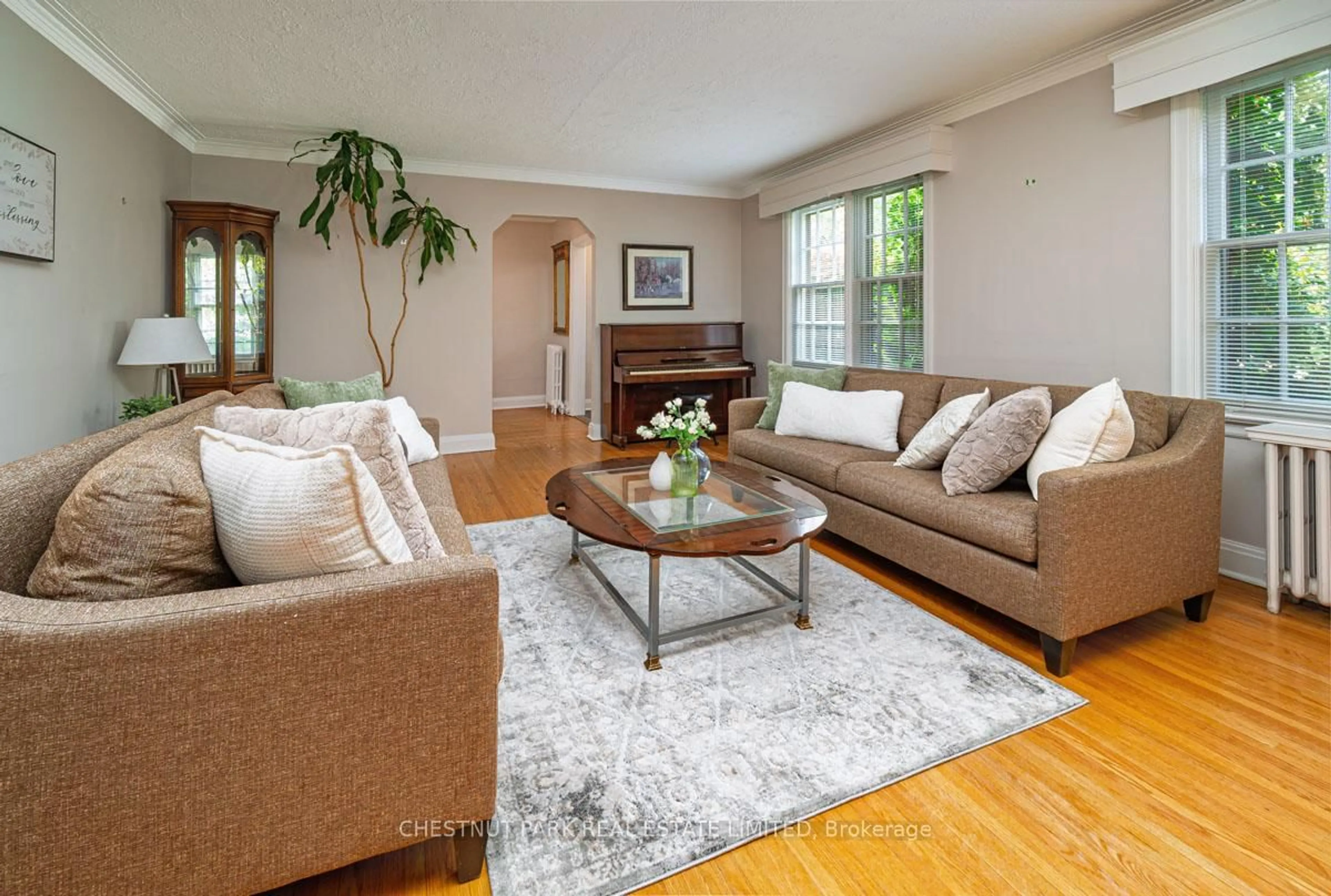 Living room with furniture, unknown for 233 Yonge Blvd, Toronto Ontario M5M 3J1