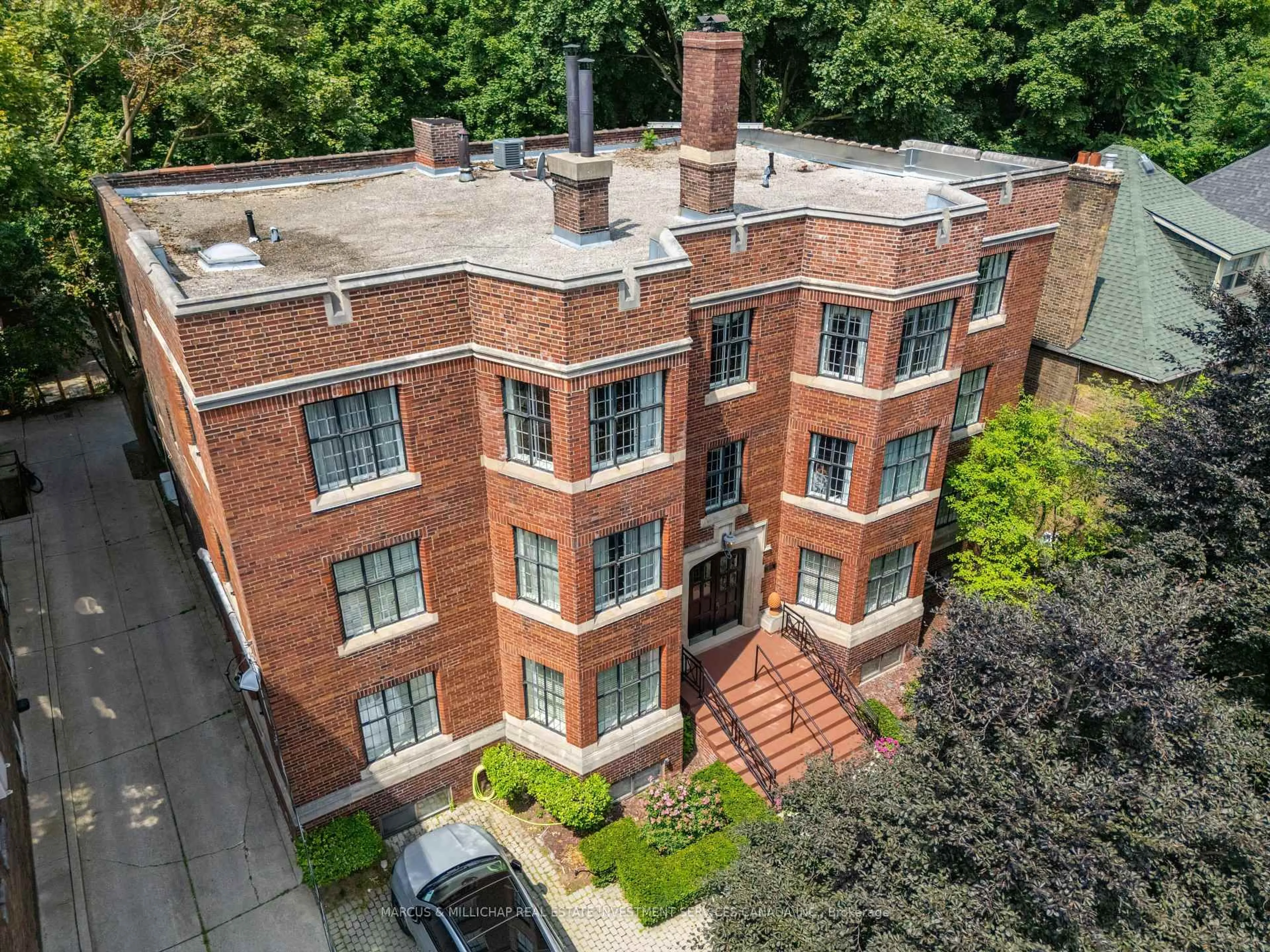A pic from outside/outdoor area/front of a property/back of a property/a pic from drone, building for 466 Spadina Rd, Toronto Ontario M5P 2W4