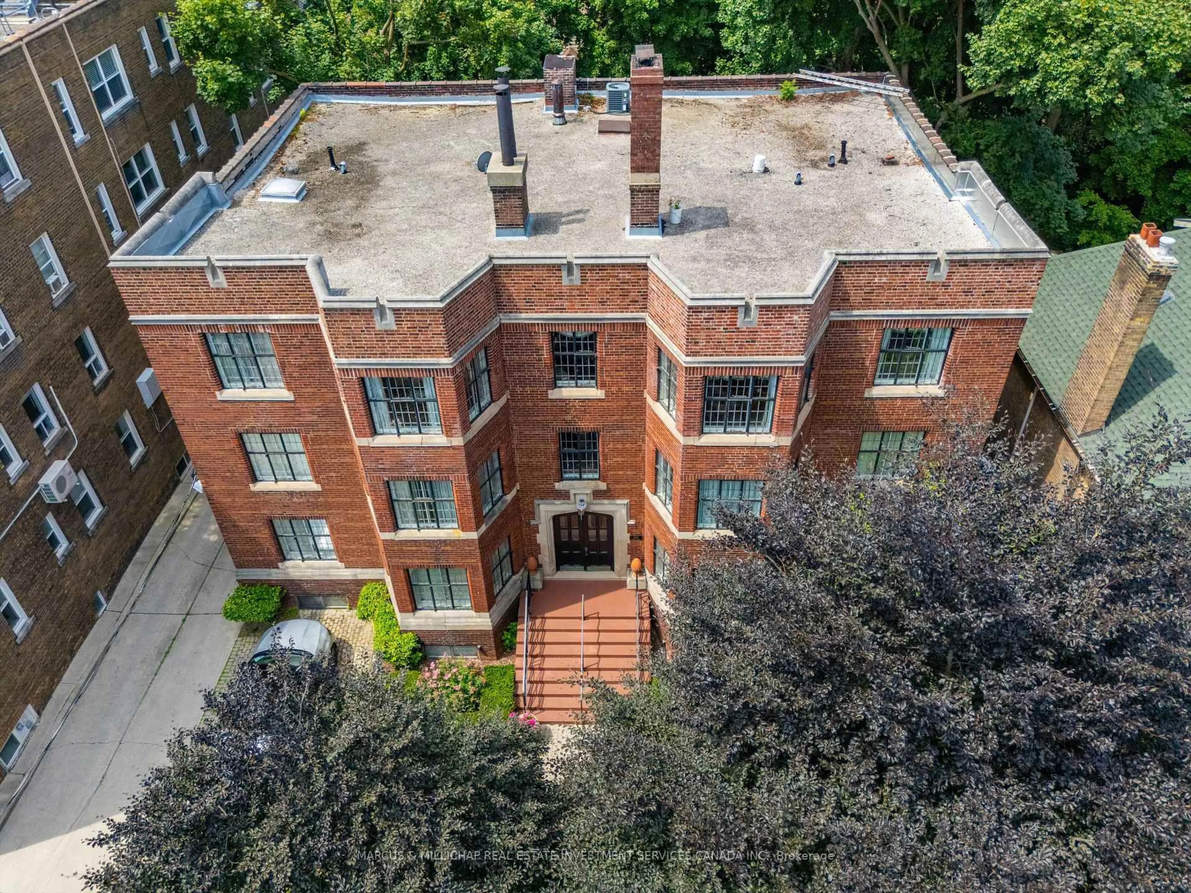 A pic from outside/outdoor area/front of a property/back of a property/a pic from drone, building for 466 Spadina Rd, Toronto Ontario M5P 2W4