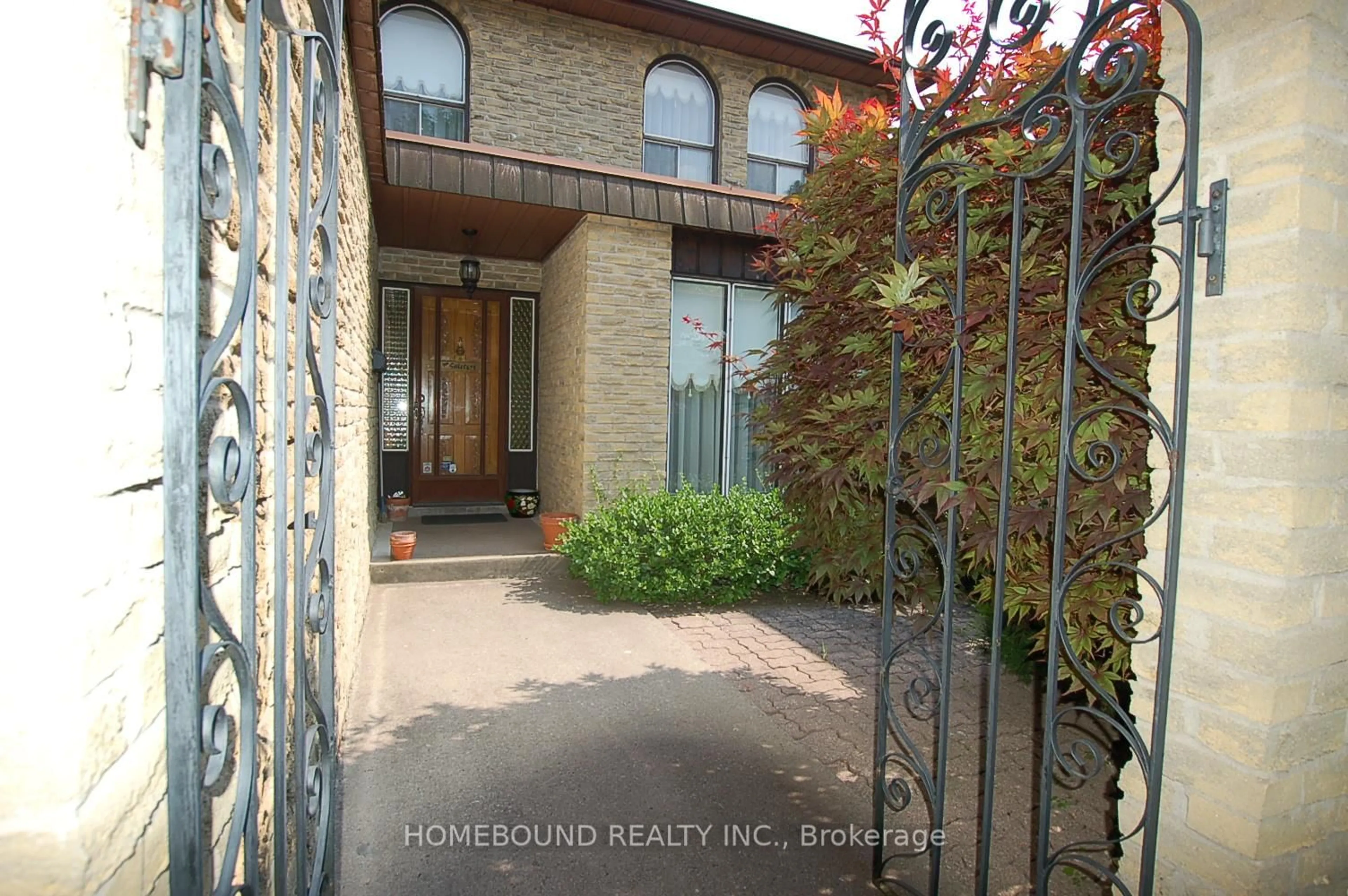 Indoor entryway for 19 Mistflower Rd, Toronto Ontario M2H 3G8