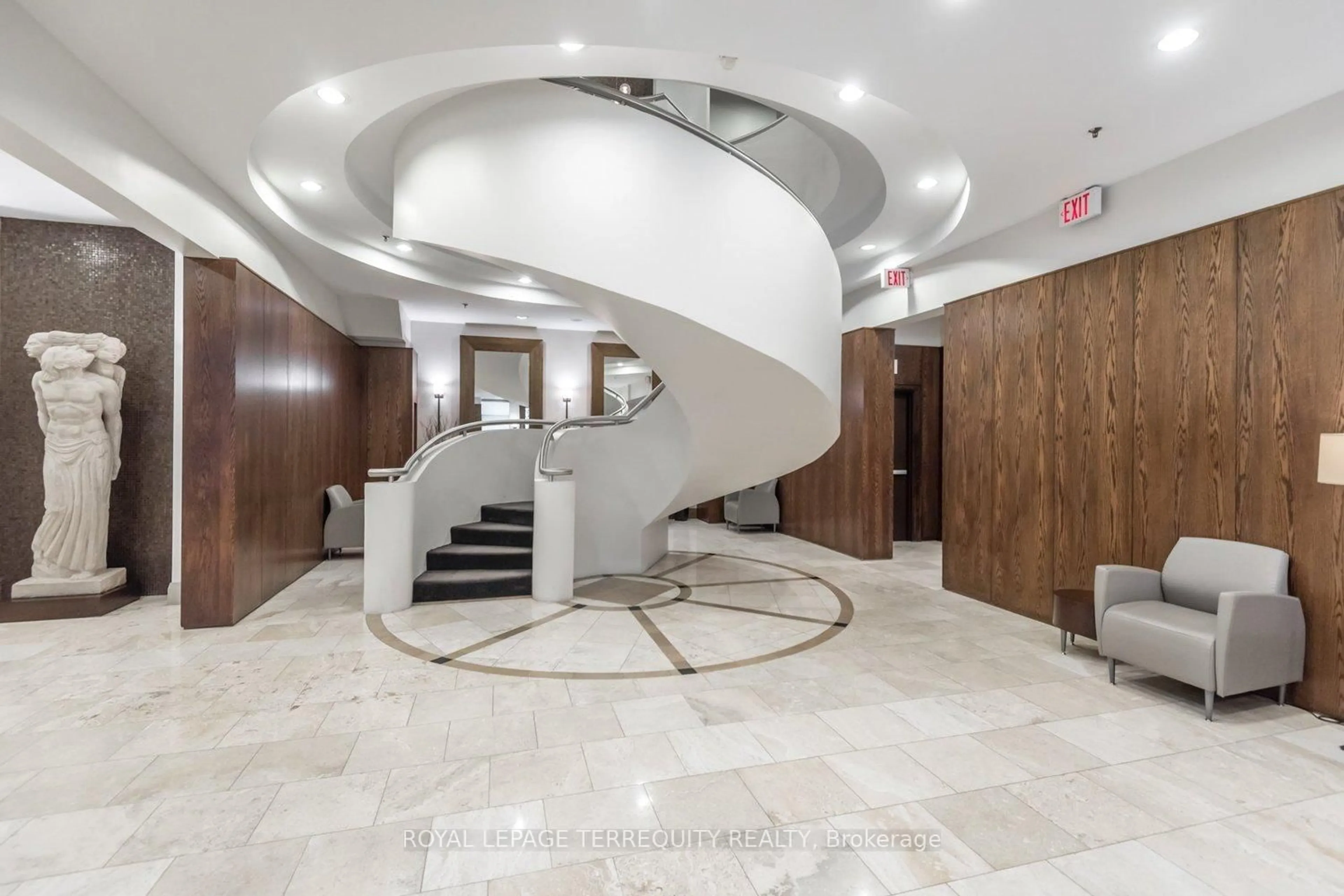 Indoor foyer for 438 Richmond St #722, Toronto Ontario M5V 3S6