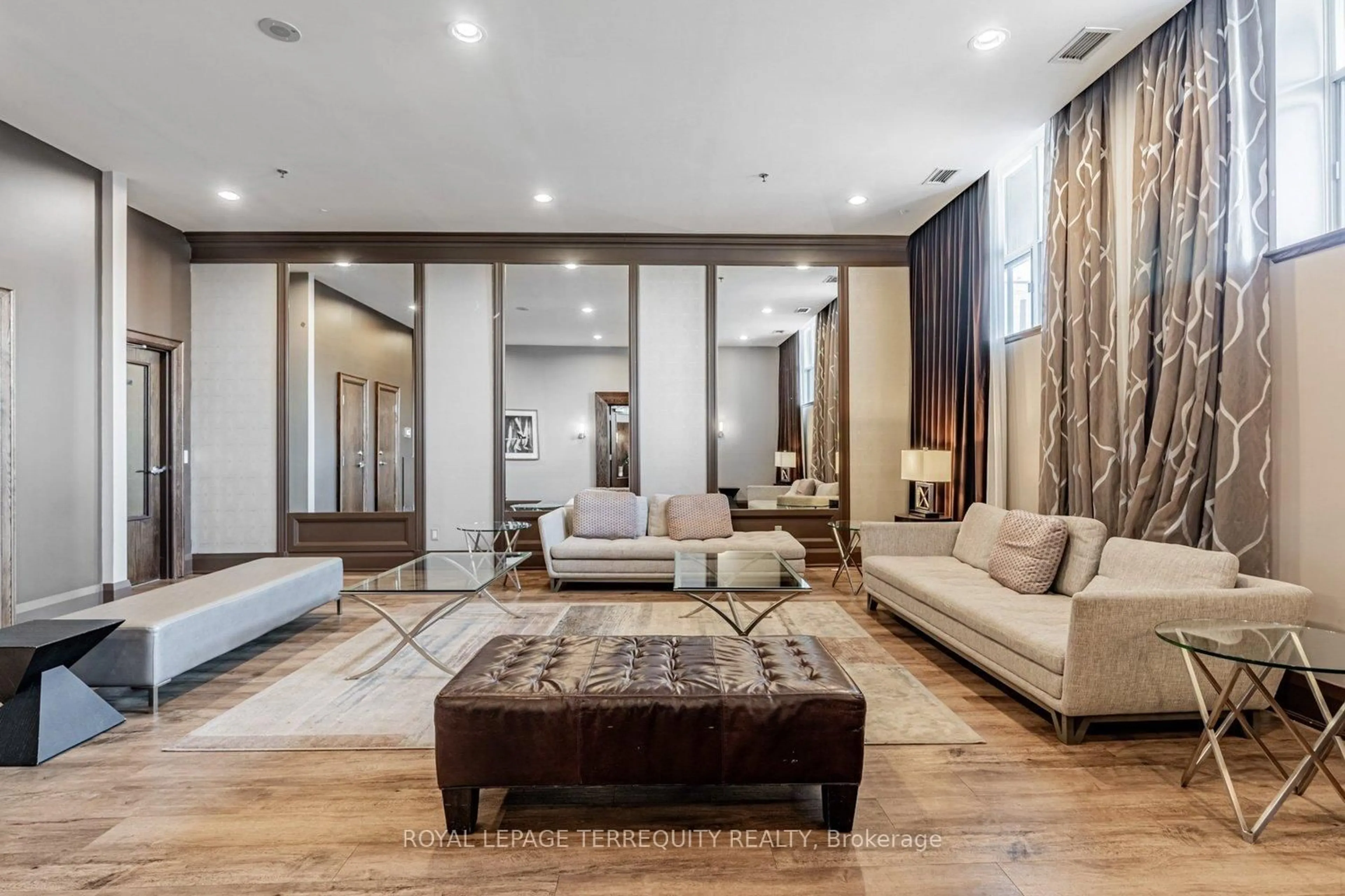 Living room with furniture, unknown for 438 Richmond St #722, Toronto Ontario M5V 3S6