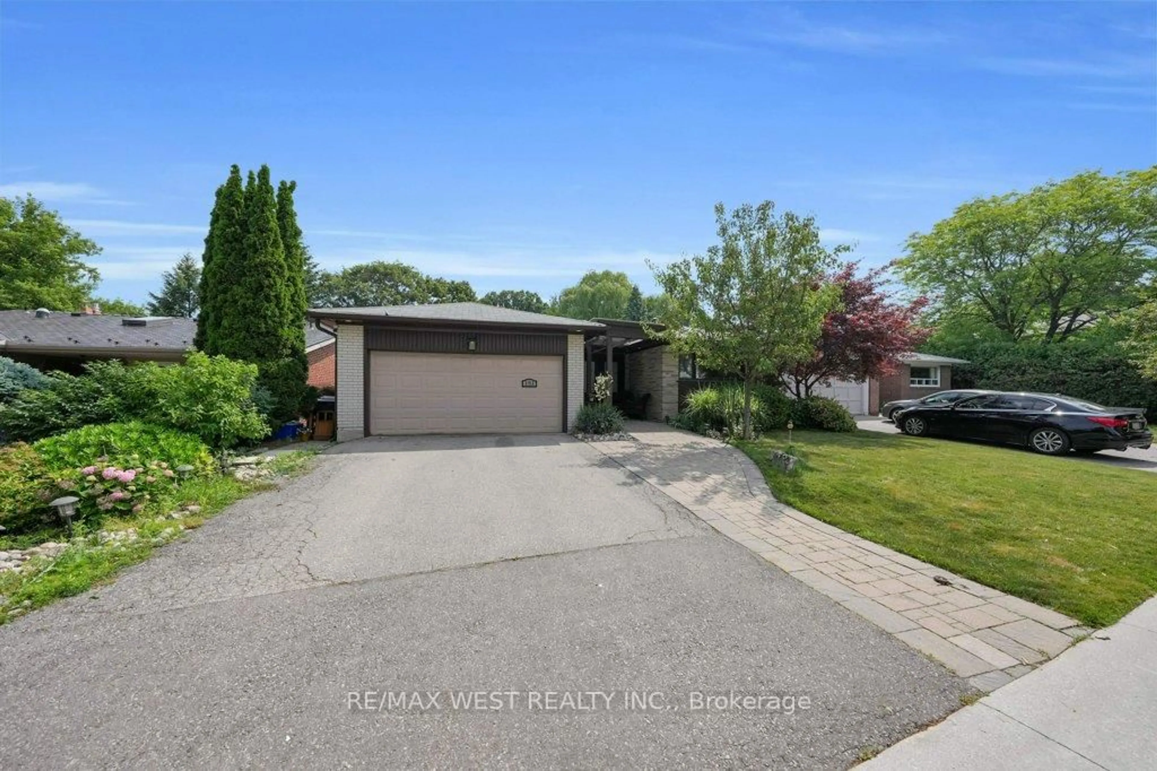 A pic from outside/outdoor area/front of a property/back of a property/a pic from drone, street for 151 Brahms Ave, Toronto Ontario M2H 1H9