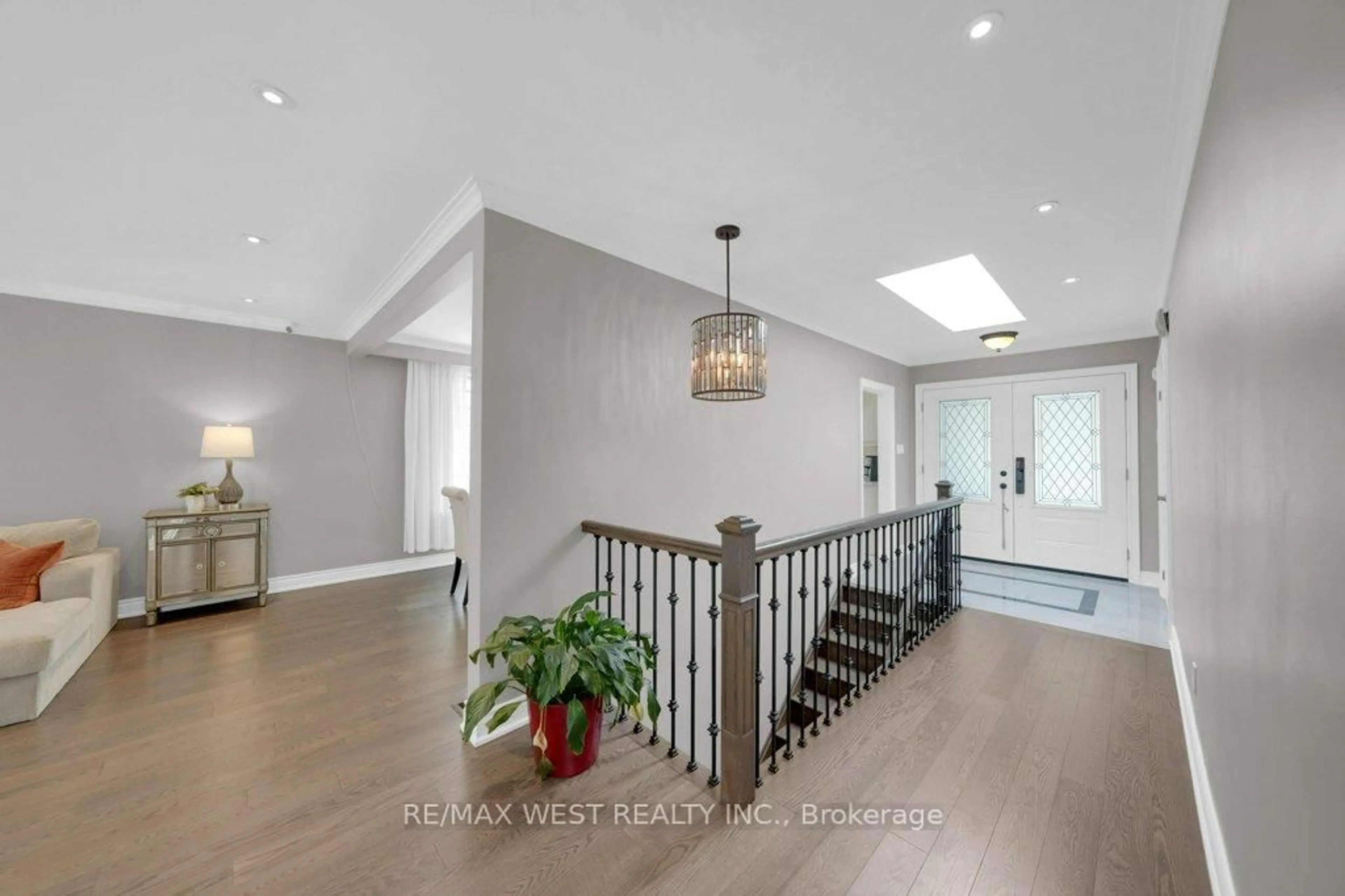 Indoor entryway for 151 Brahms Ave, Toronto Ontario M2H 1H9