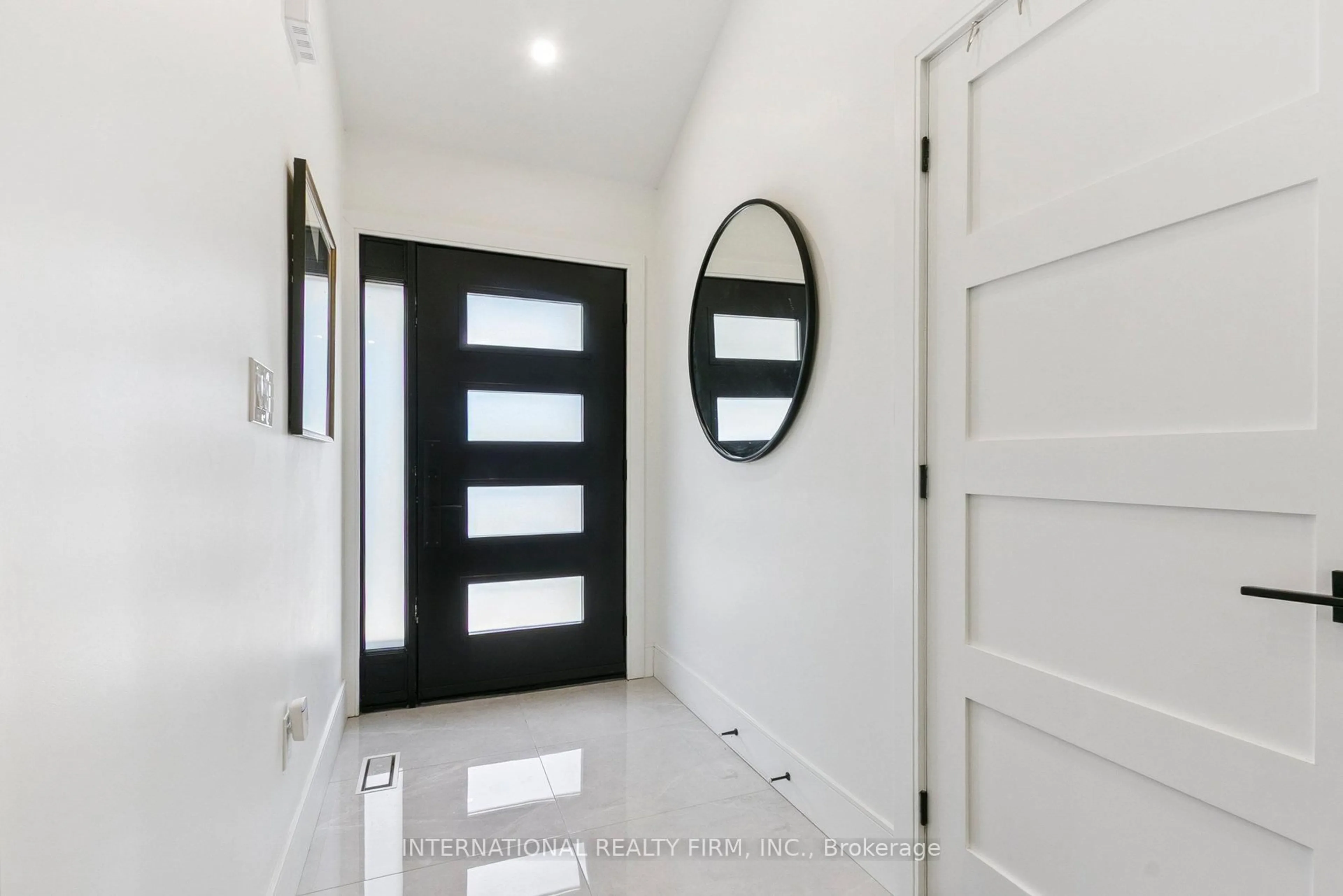 Indoor entryway for 27 Treadgold Cres, Toronto Ontario M3A 1X1