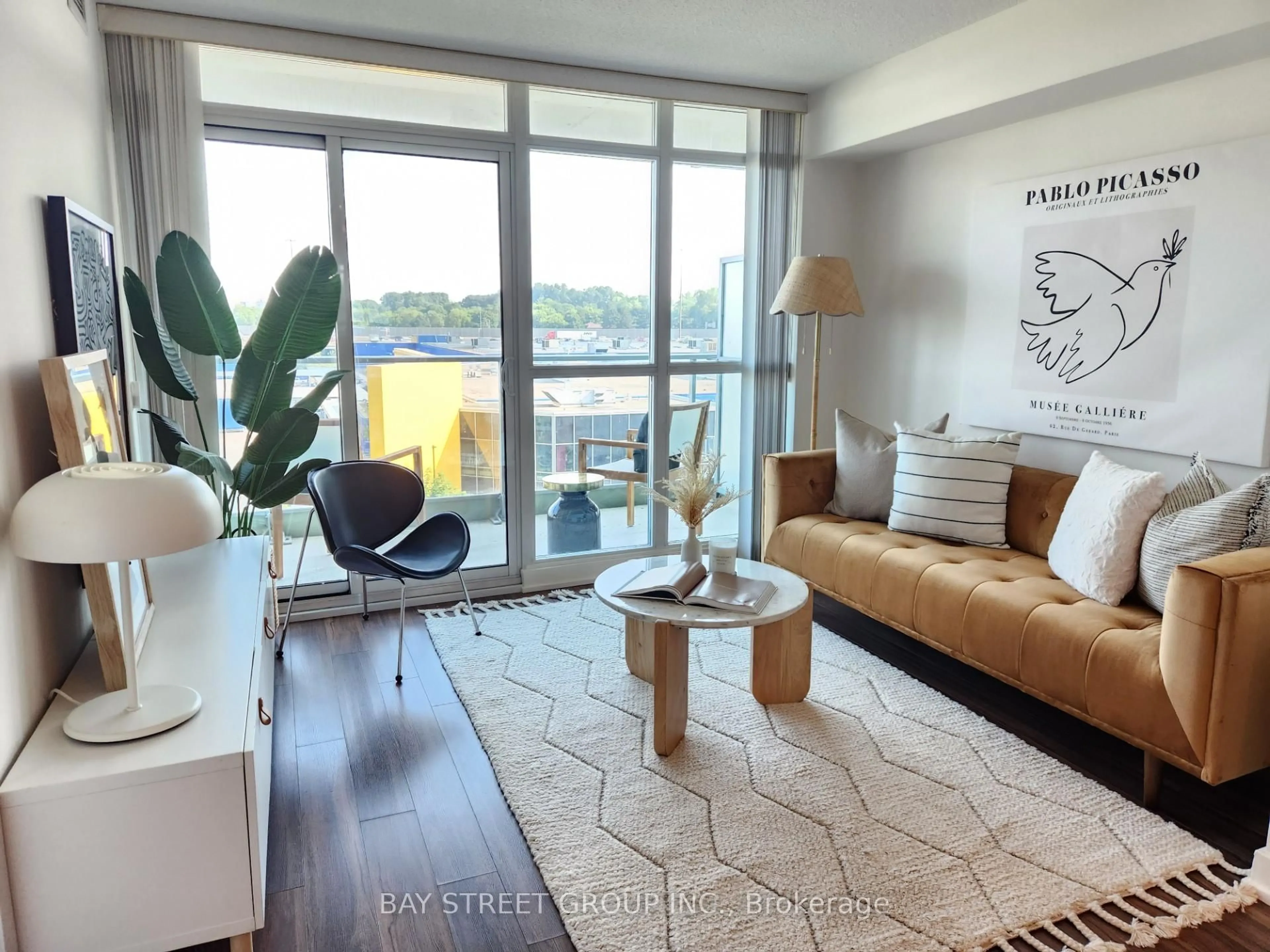 Living room with furniture, unknown for 29 Singer Crt #512, Toronto Ontario M2K 0B3