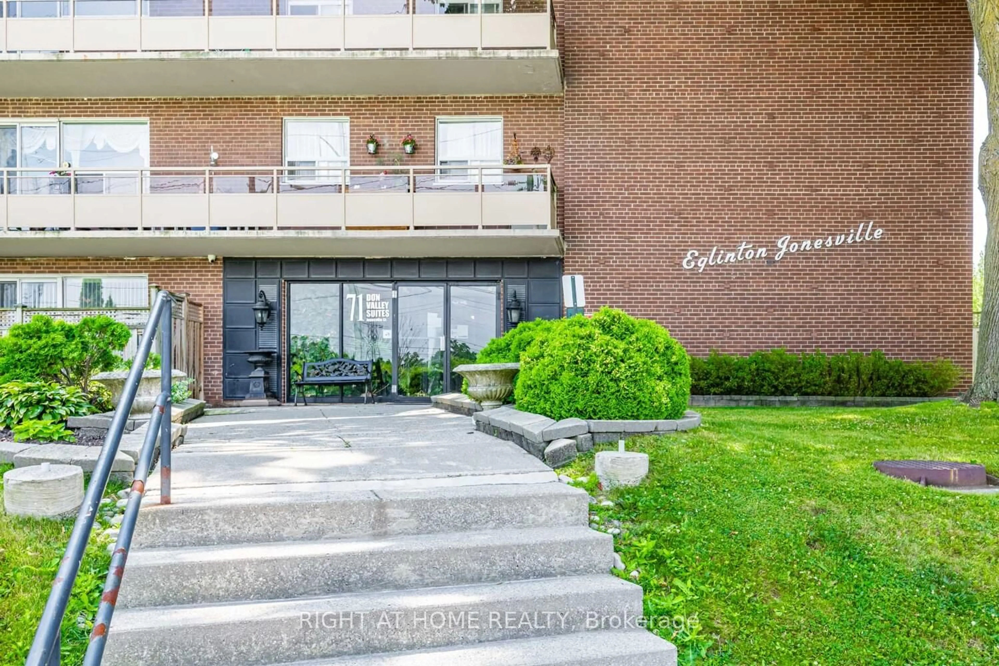 Indoor foyer for 71 Jonesville Cres #104, Toronto Ontario M4A 1H1