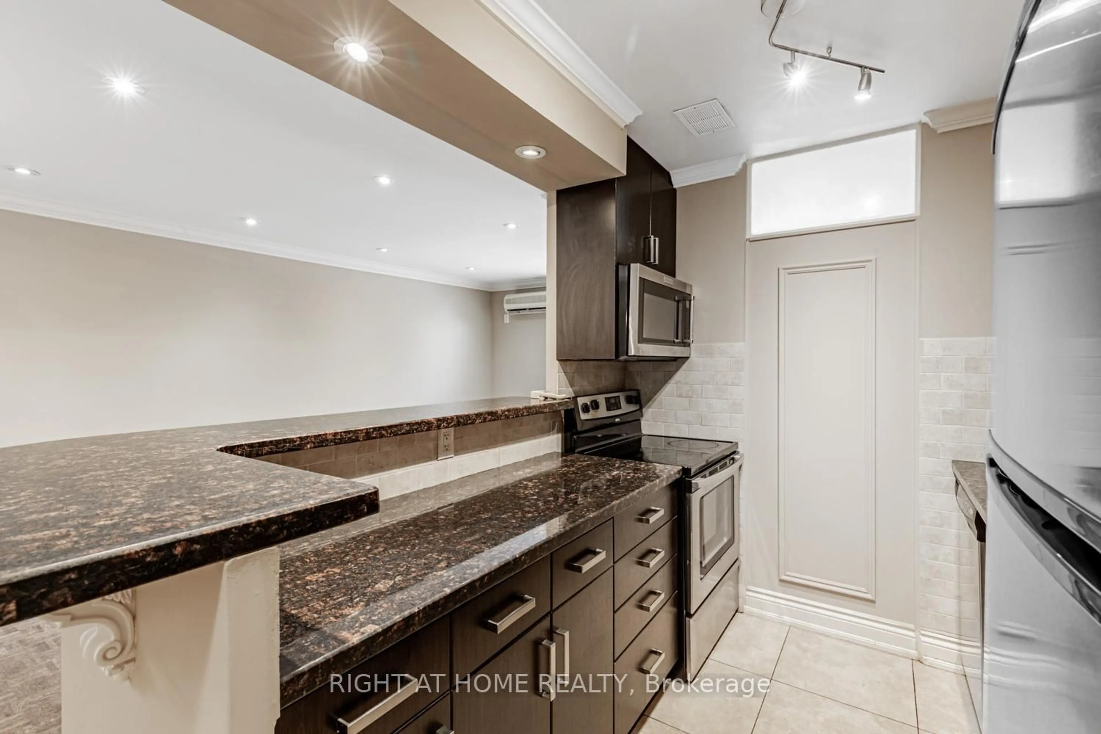 Unknown for 71 Jonesville Cres #104, Toronto Ontario M4A 1H1