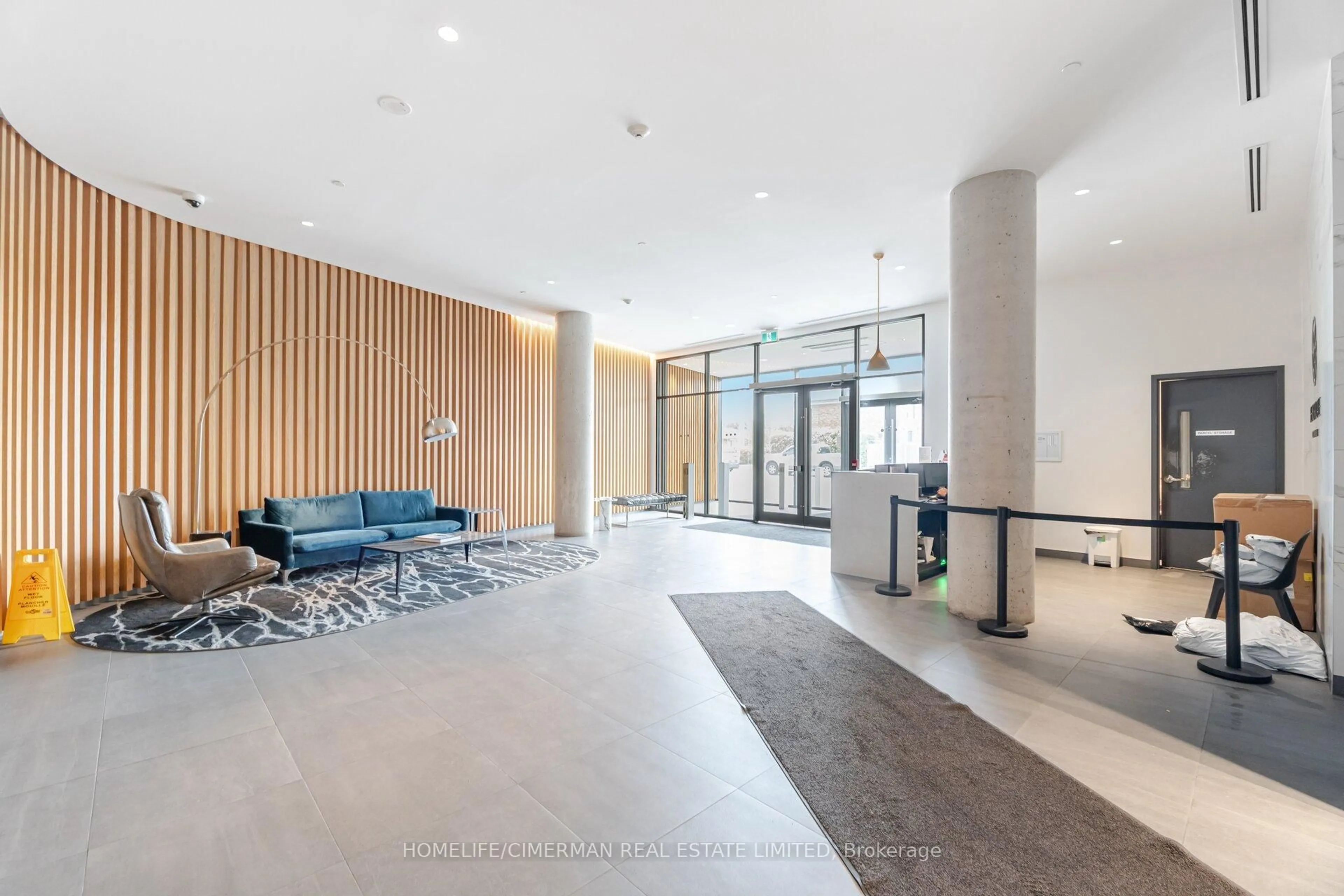 Indoor foyer for 120 Varna Dr #405, Toronto Ontario M6A 0B3