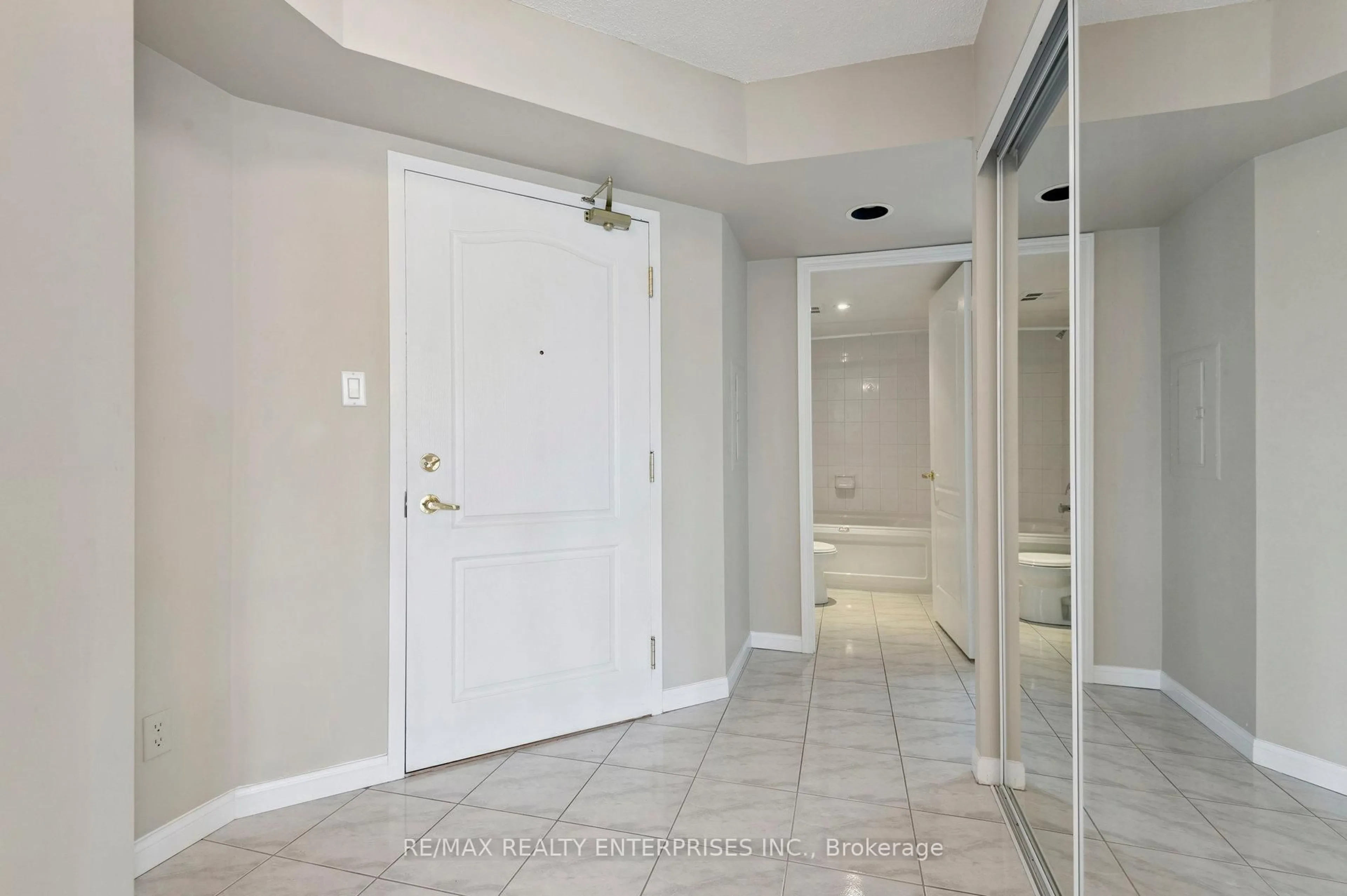 Indoor entryway for 3130 Yonge St #404, Toronto Ontario M4N 2K6