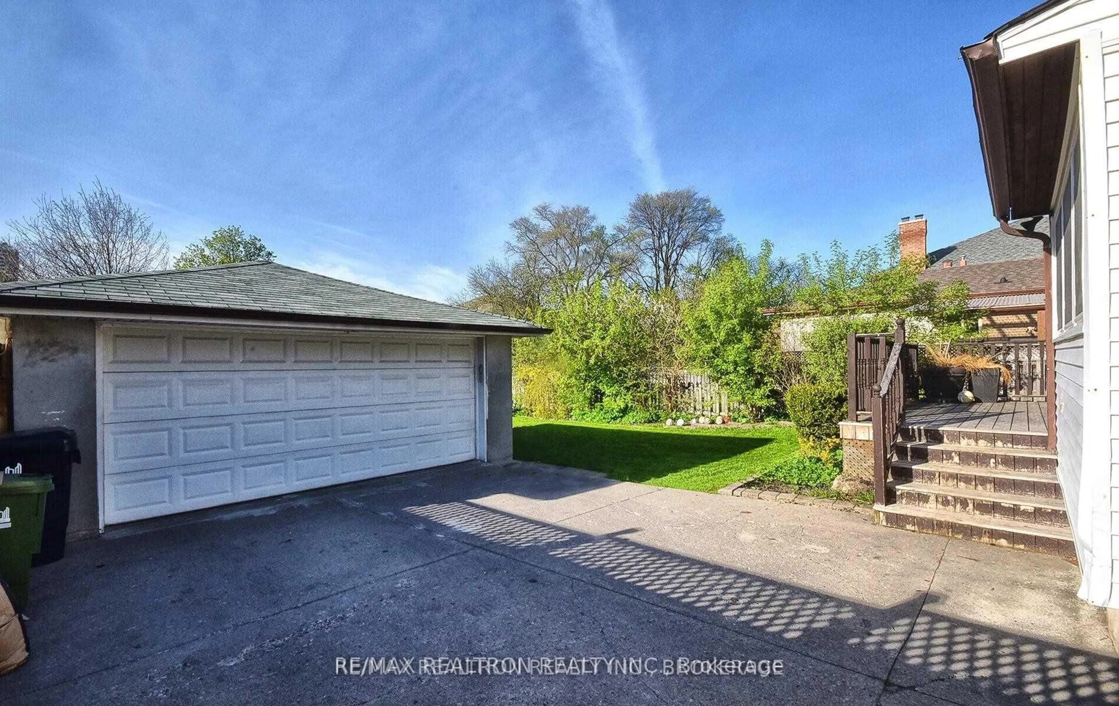 A pic from outside/outdoor area/front of a property/back of a property/a pic from drone, street for 74 Goulding Ave, Toronto Ontario M2M 1L2