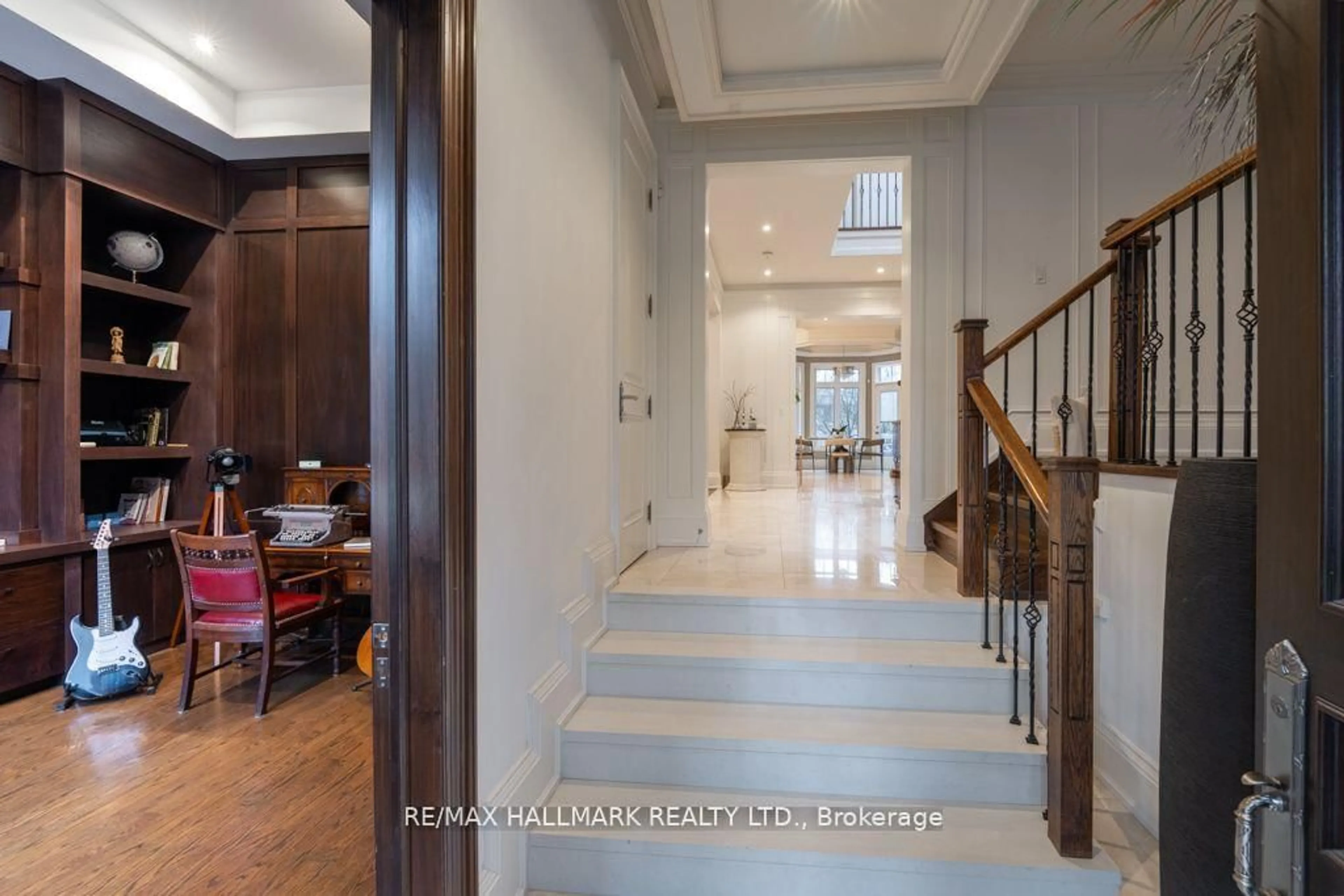 Indoor foyer for 48 Hurlingham Cres, Toronto Ontario M3B 2R1