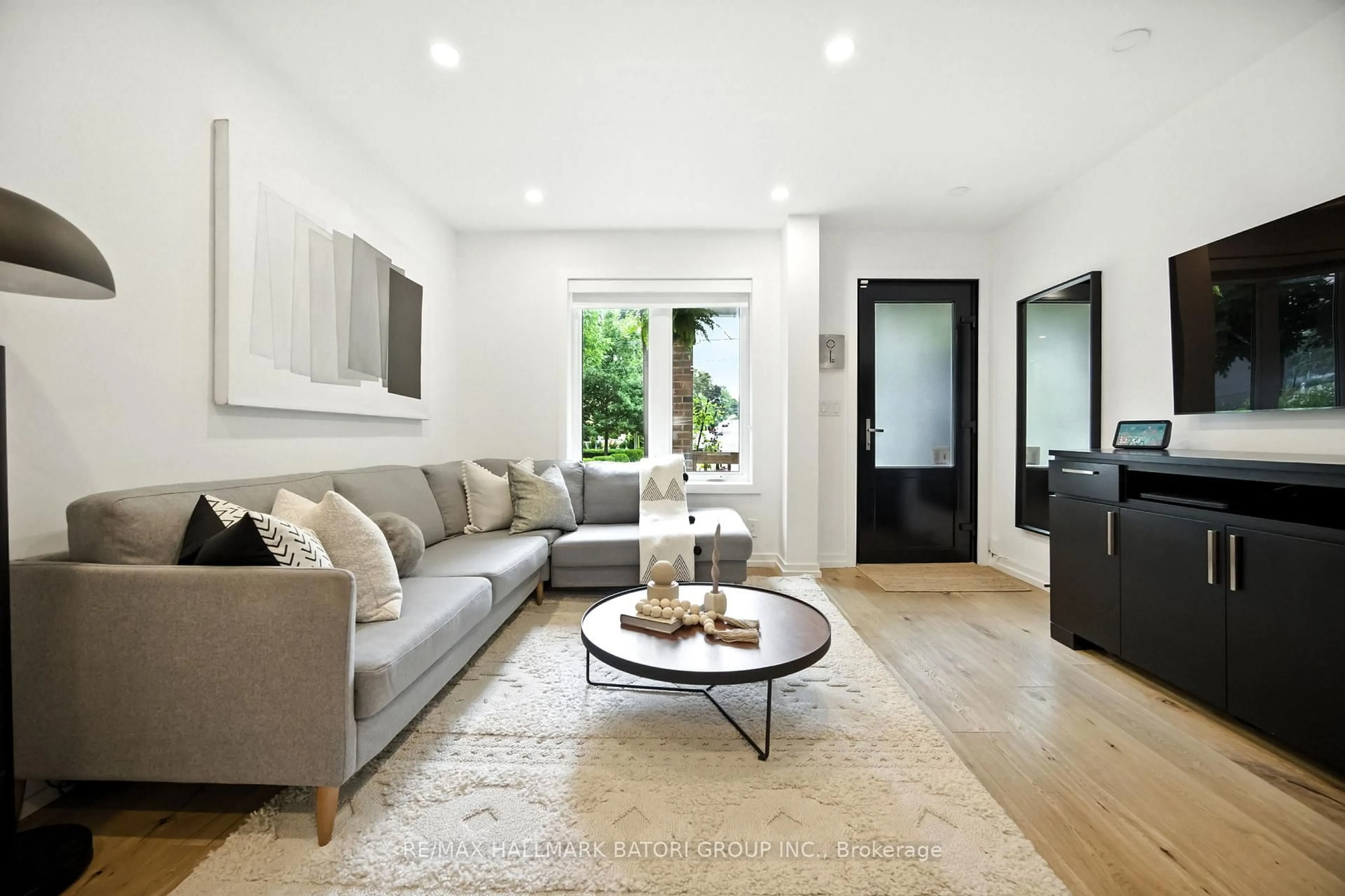 Living room with furniture, unknown for 276 Roselawn Ave, Toronto Ontario M4R 1E9