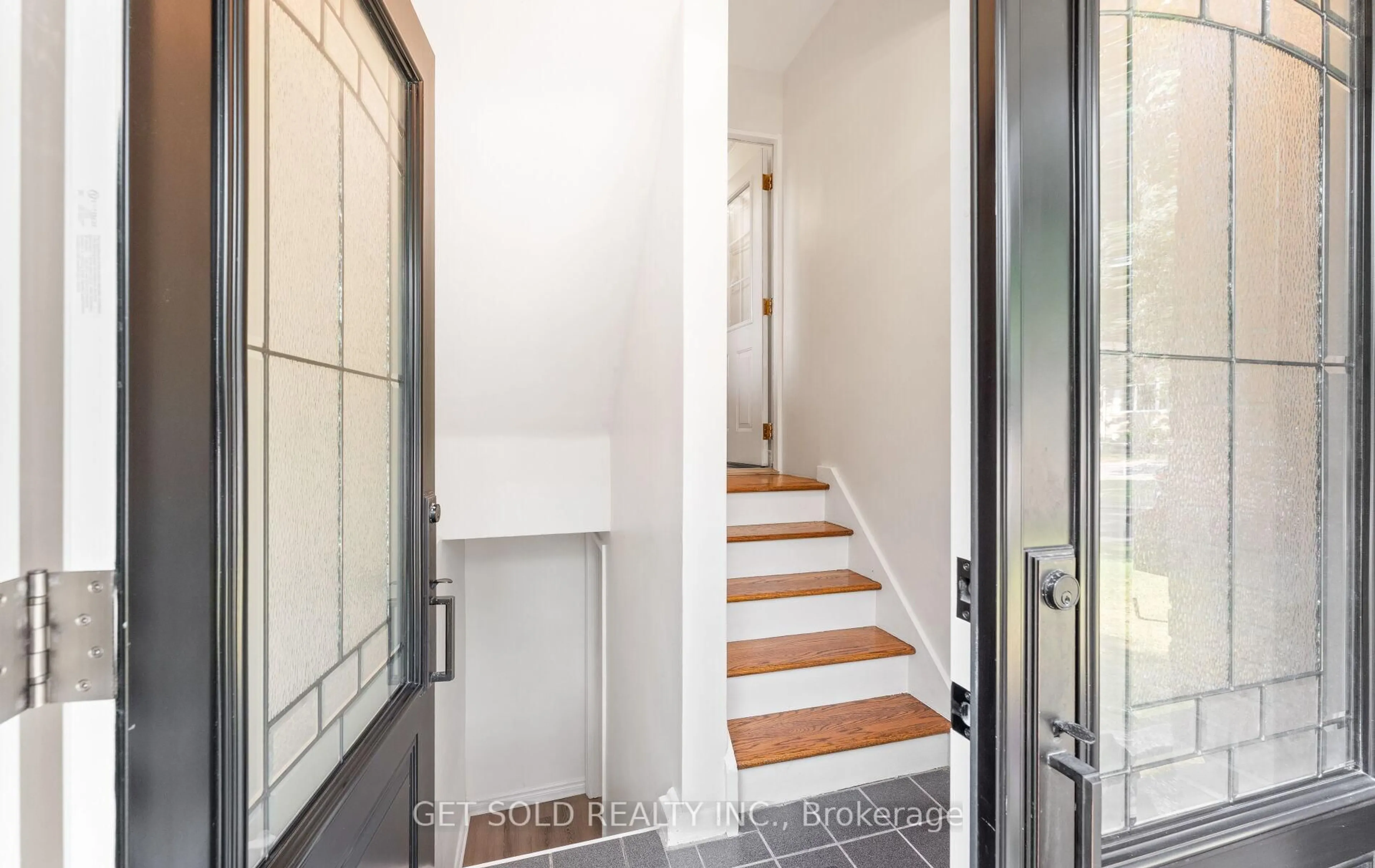 Indoor entryway for 10 Dunboyne Crt, Toronto Ontario M2R 2B7