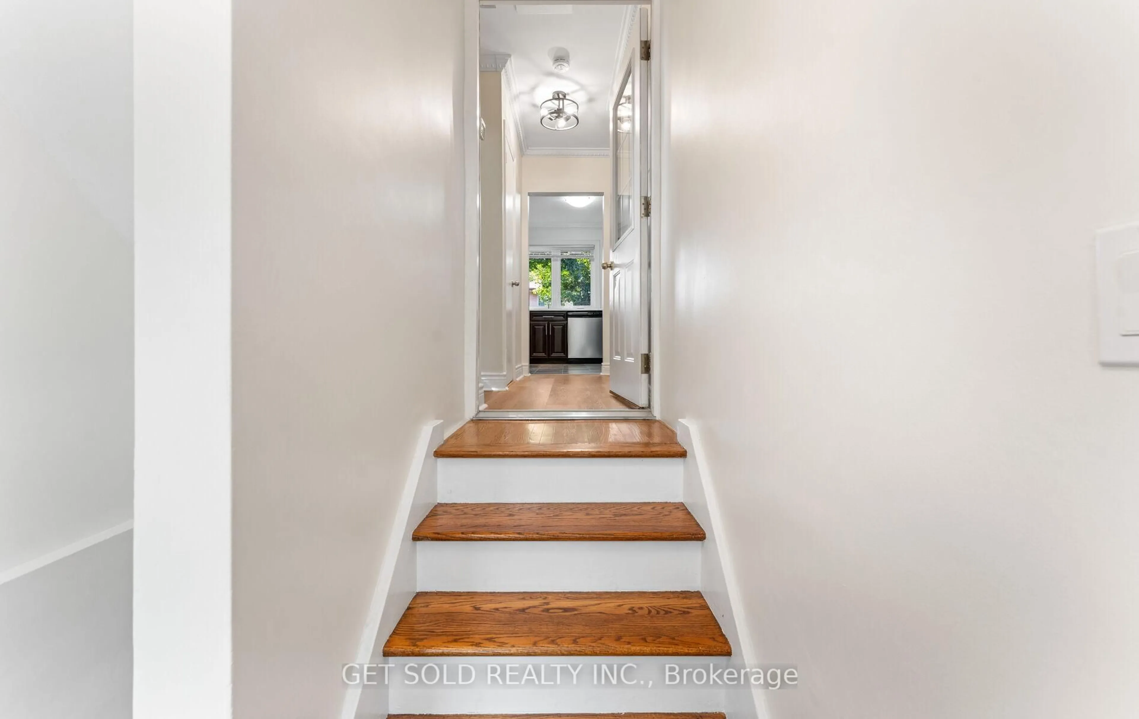 Indoor entryway for 10 Dunboyne Crt, Toronto Ontario M2R 2B7