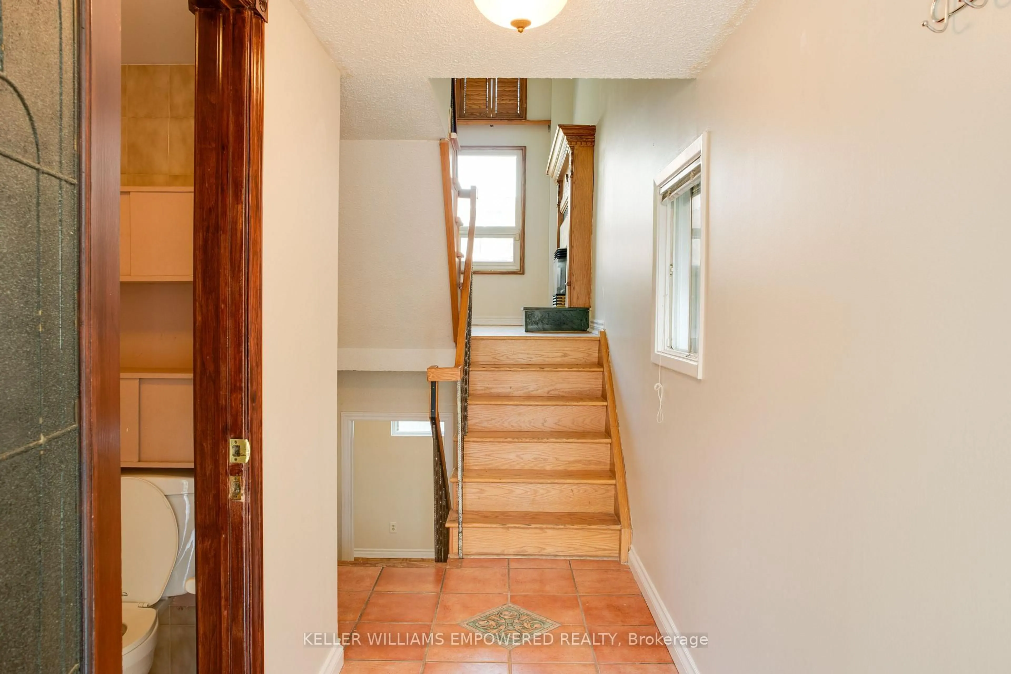 Indoor entryway for 54 Carnival Crt, Toronto Ontario M2R 3T8