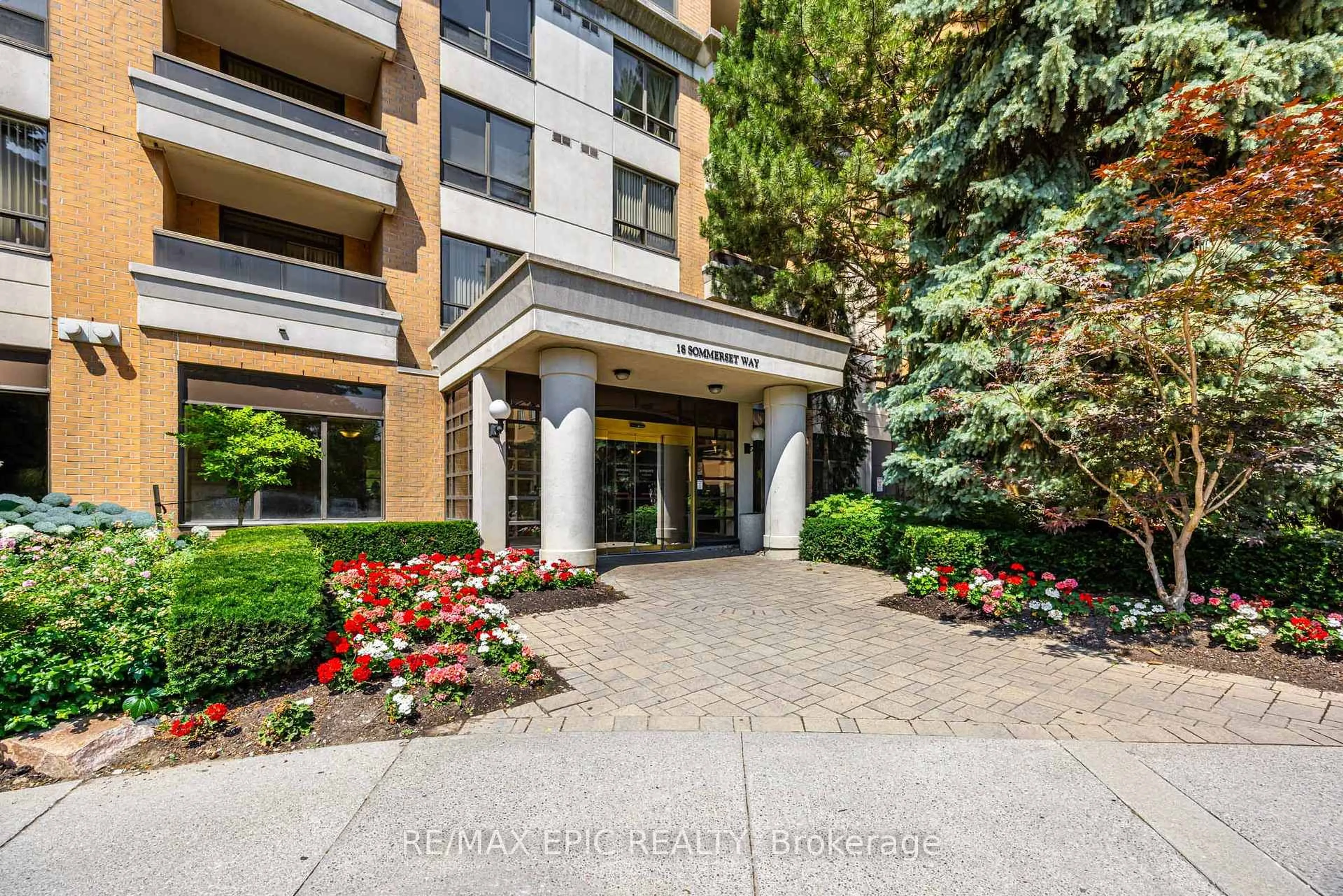 Indoor foyer for 18 Sommerset Way #2512, Toronto Ontario M2N 6X5