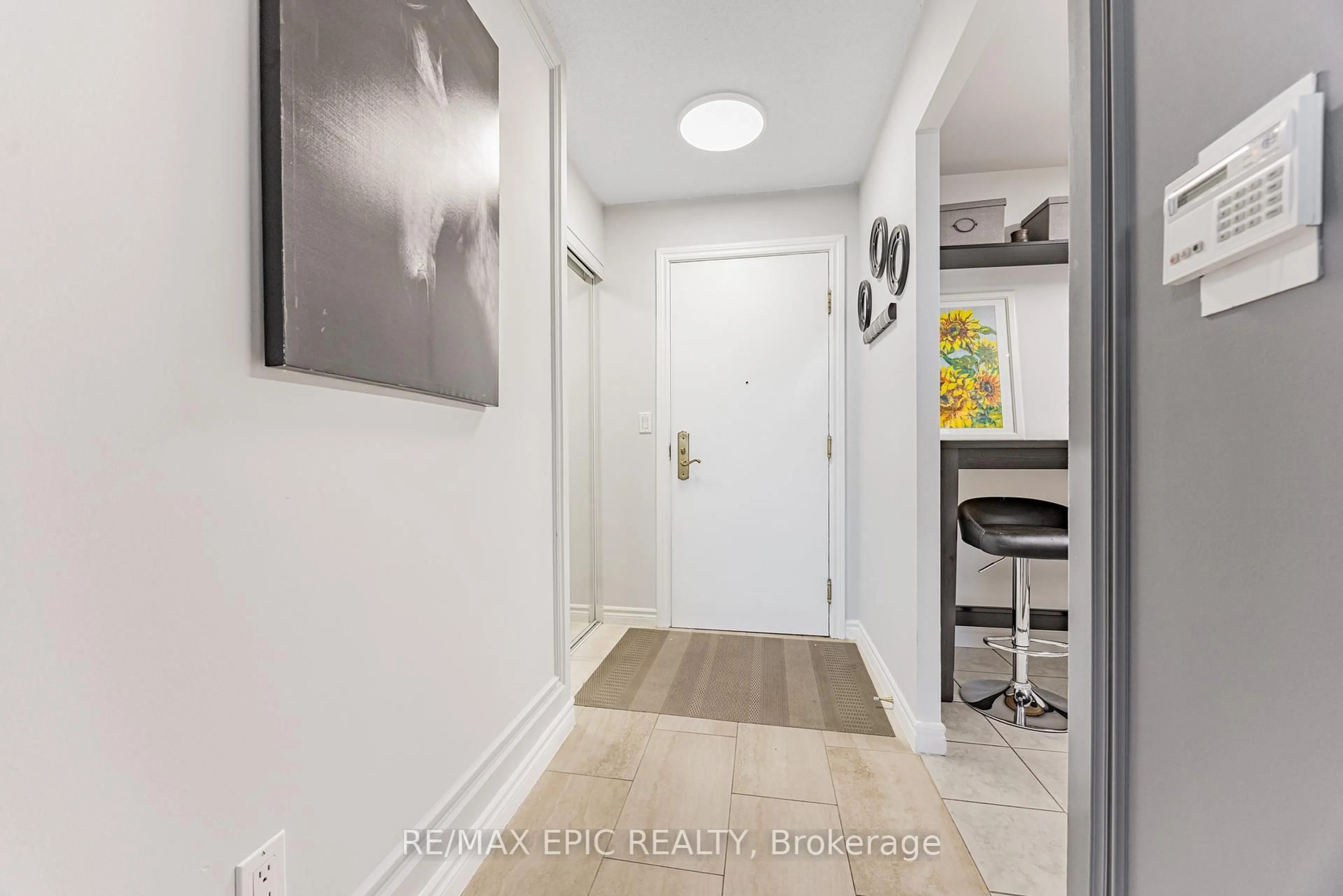 Indoor entryway for 18 Sommerset Way #2512, Toronto Ontario M2N 6X5