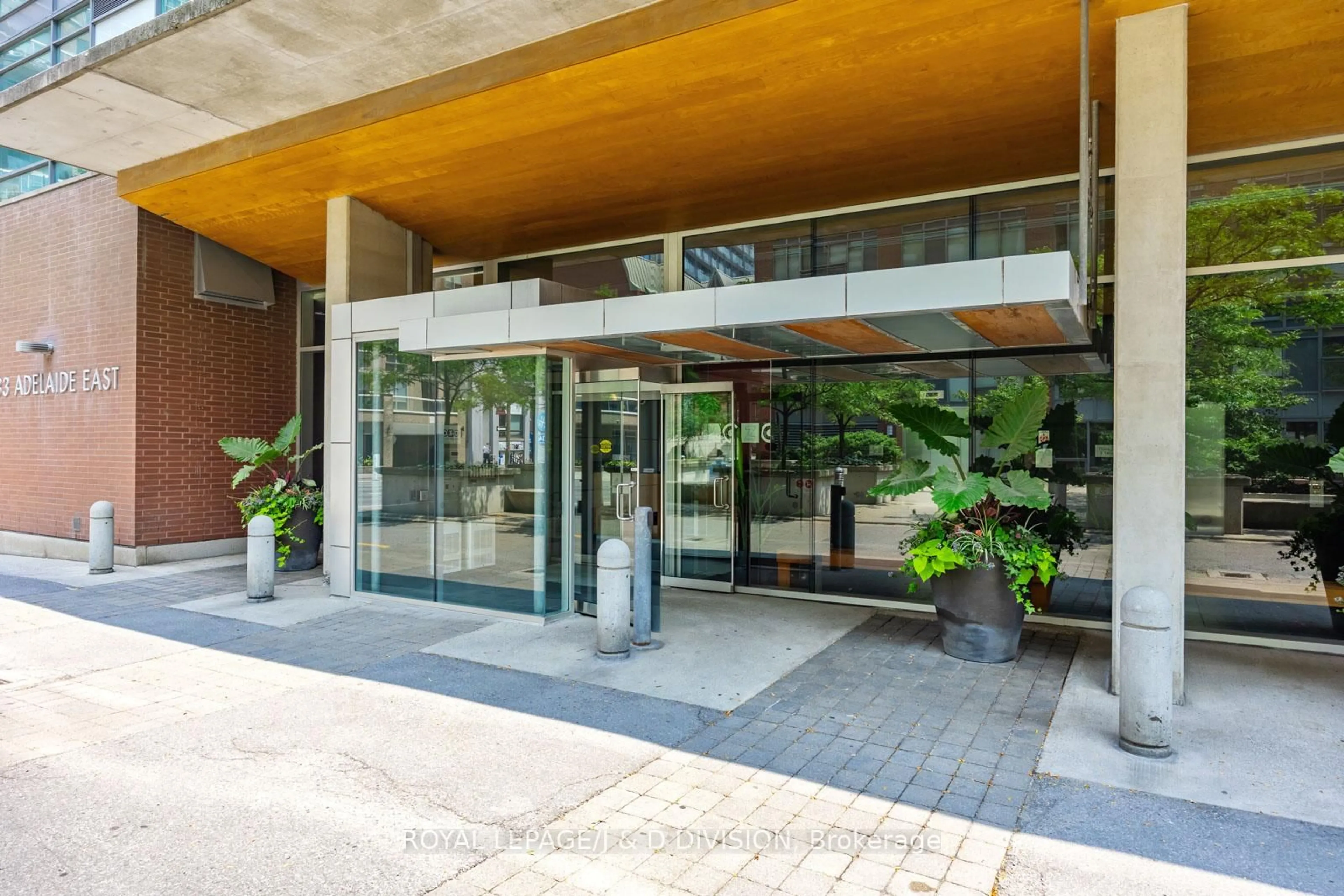 Indoor foyer for 218 King St #407, Toronto Ontario M5A 4T4