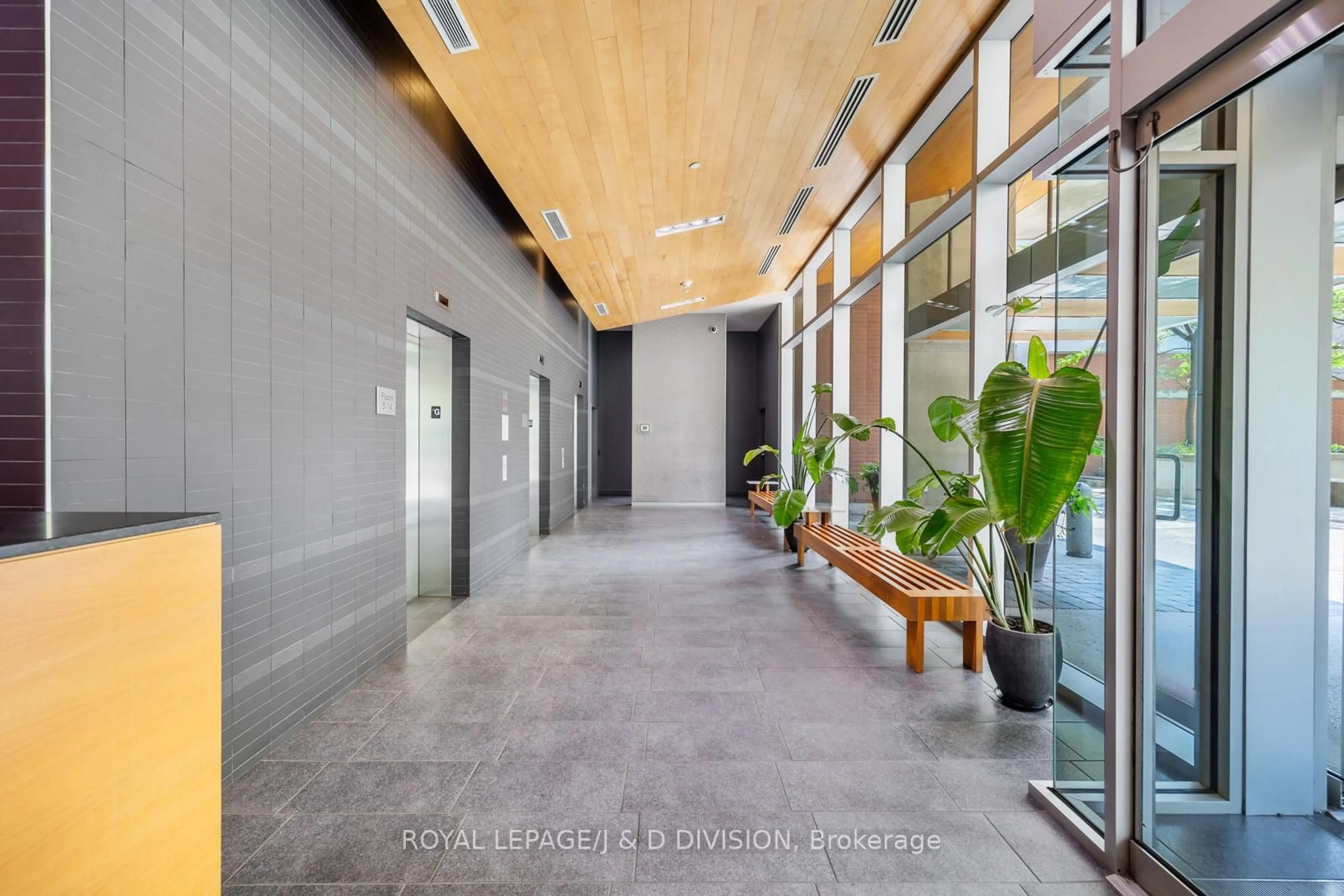 Indoor foyer for 218 King St #407, Toronto Ontario M5A 4T4