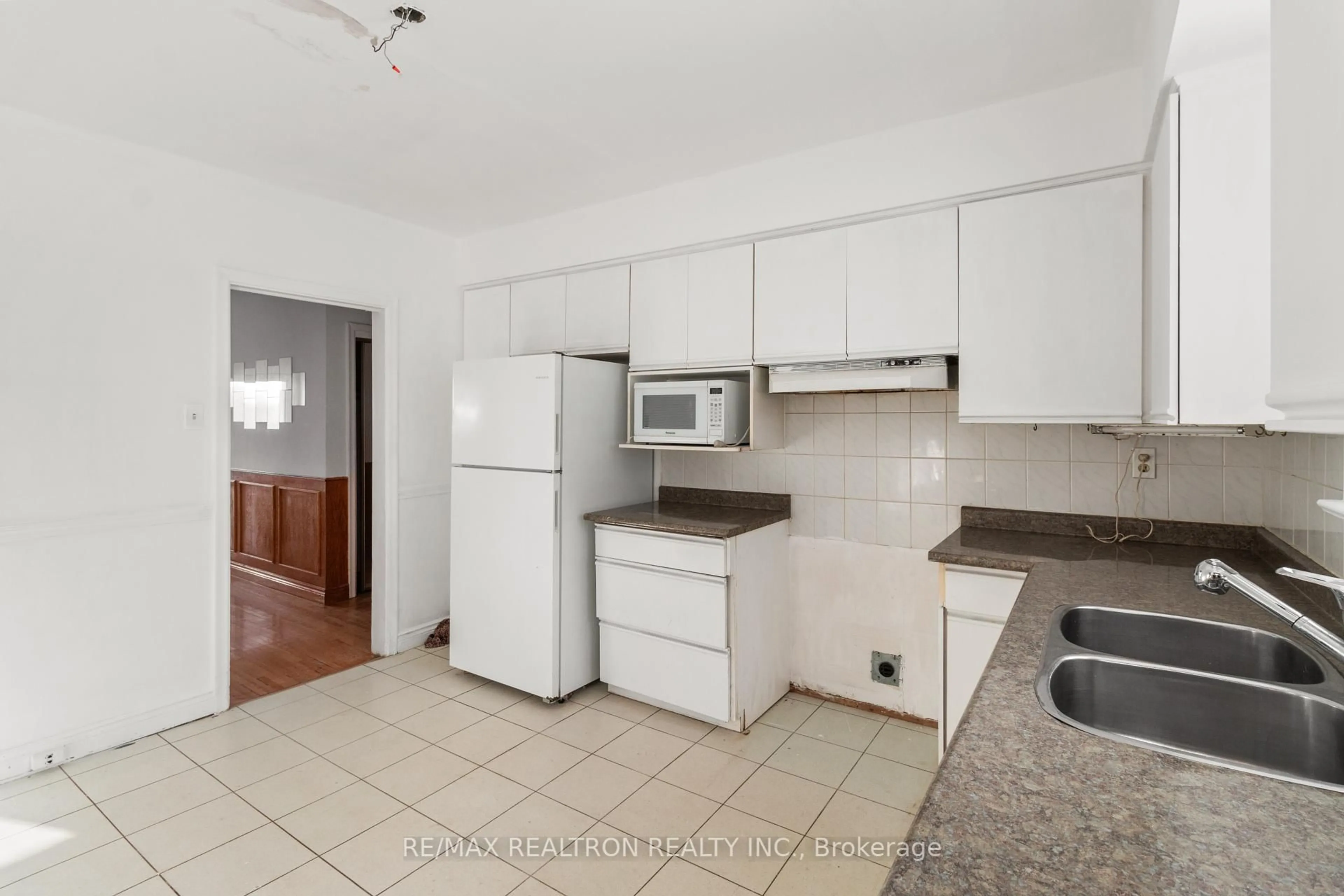 Standard kitchen, unknown for 223 Northwood Dr, Toronto Ontario M2M 2K5