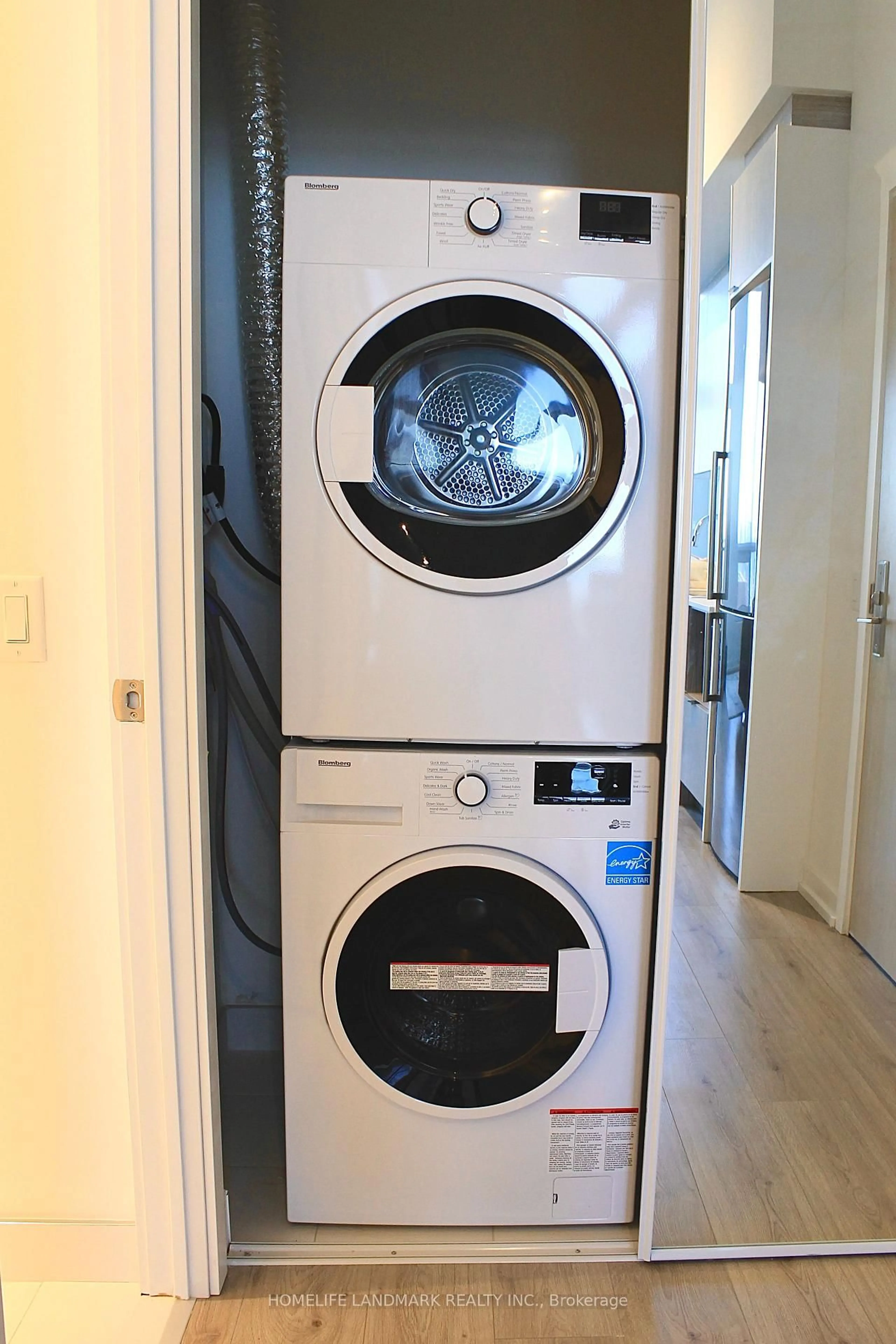 Laundry room for 395 Bloor St #5511, Toronto Ontario M4W 0B4