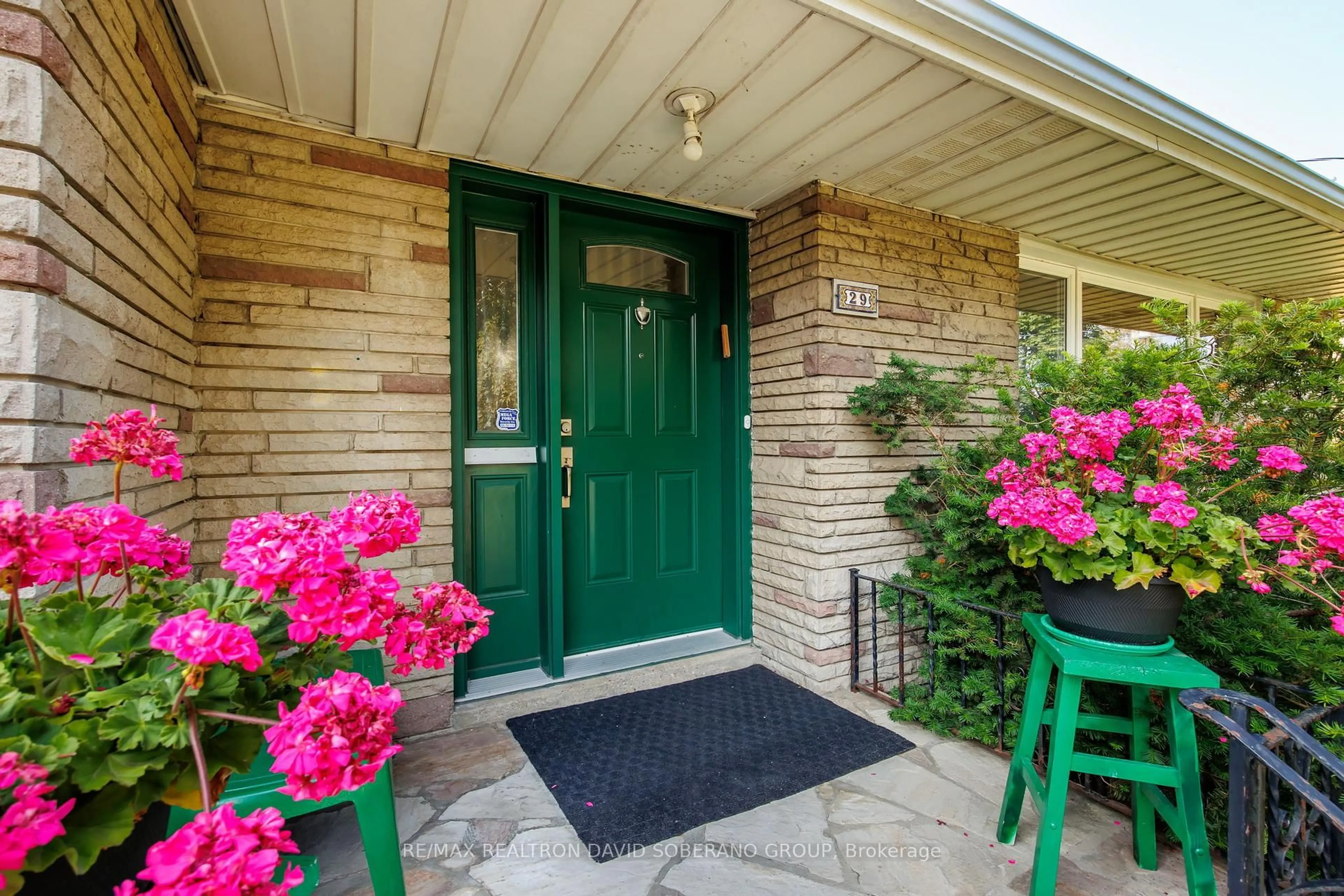 Indoor entryway for 29 Artreeva Dr, Toronto Ontario M3H 4T7