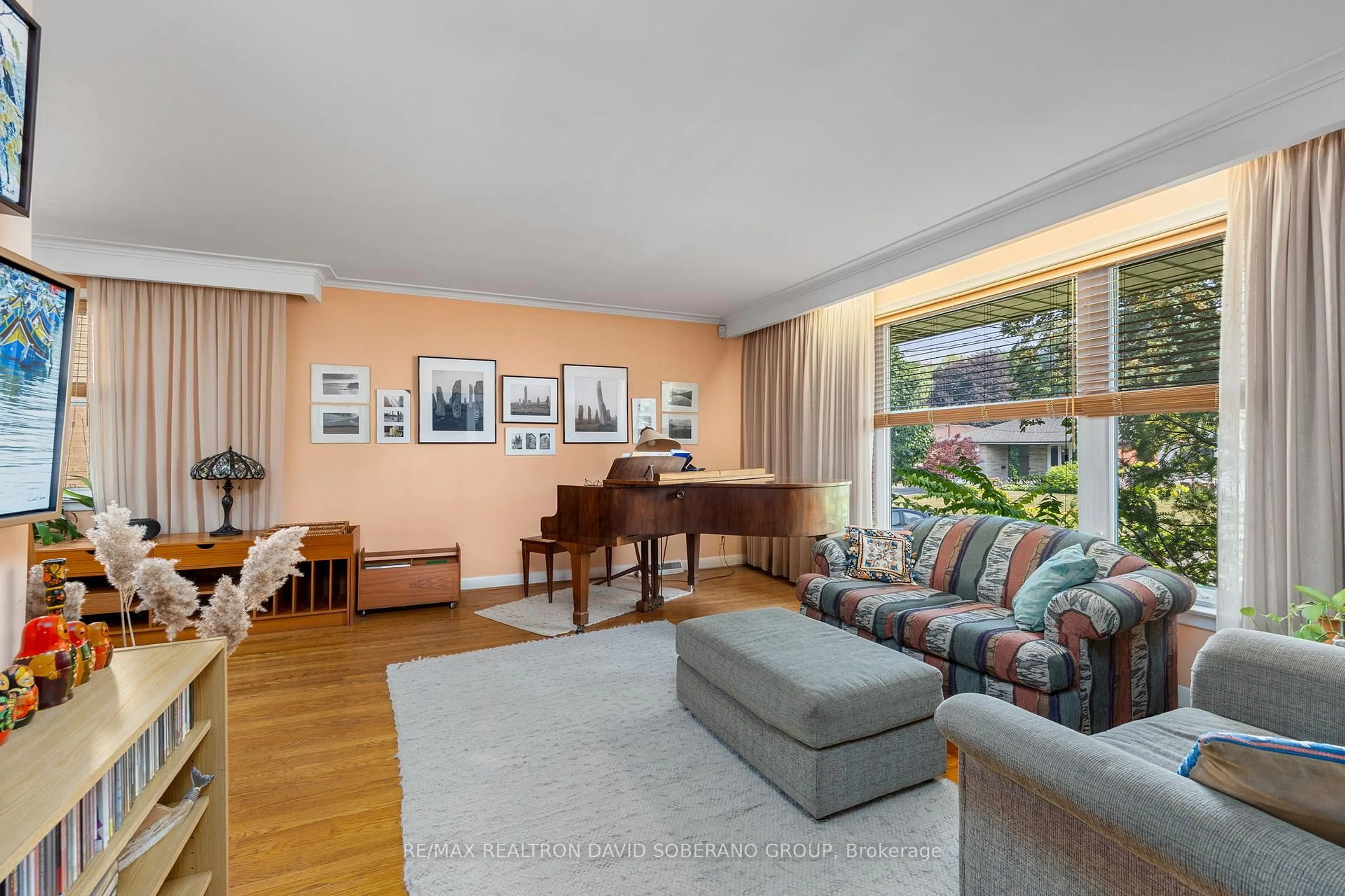 Living room with furniture, unknown for 29 Artreeva Dr, Toronto Ontario M3H 4T7