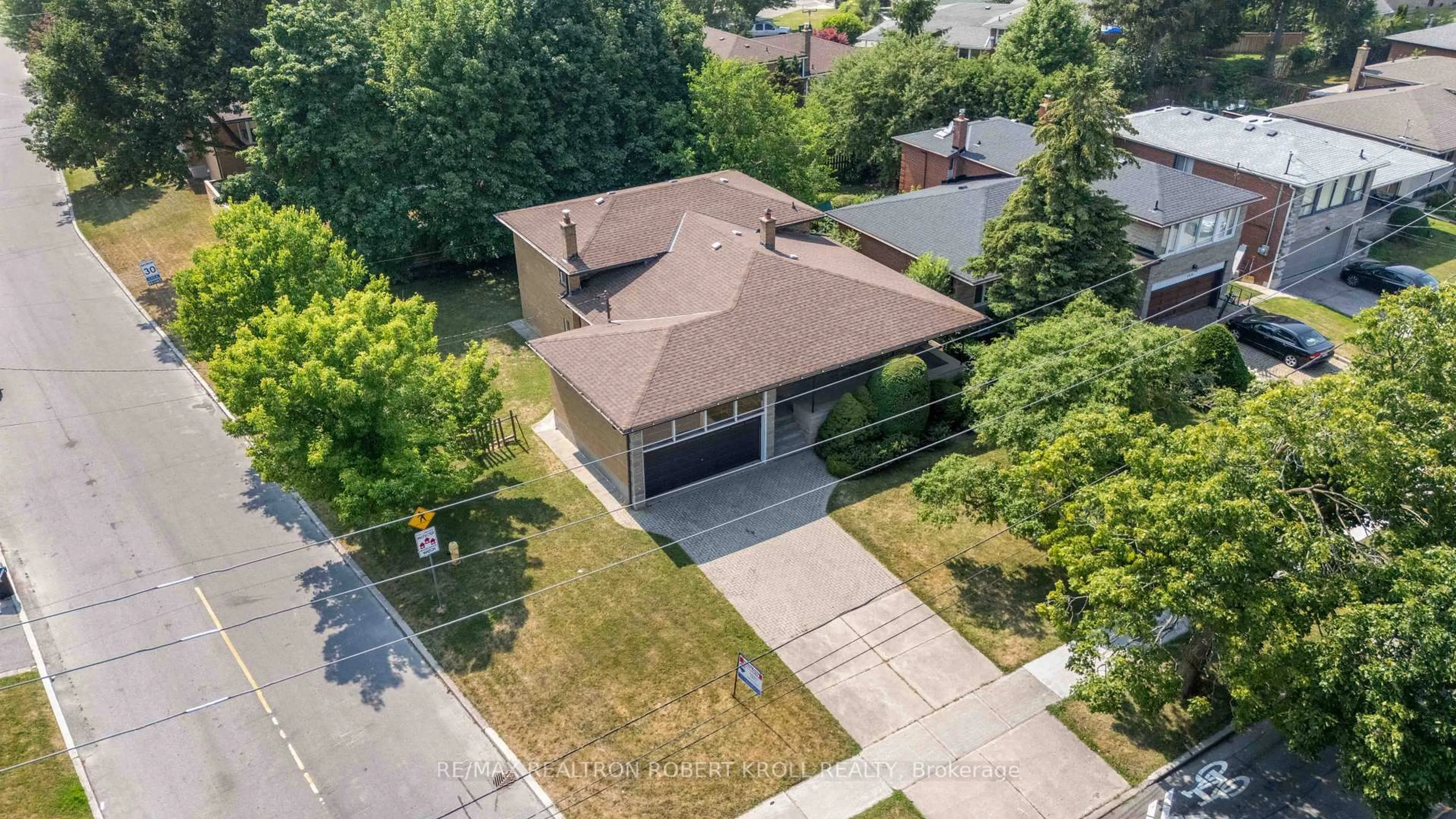 A pic from outside/outdoor area/front of a property/back of a property/a pic from drone, street for 142 Faywood Blvd, Toronto Ontario M3H 2X7