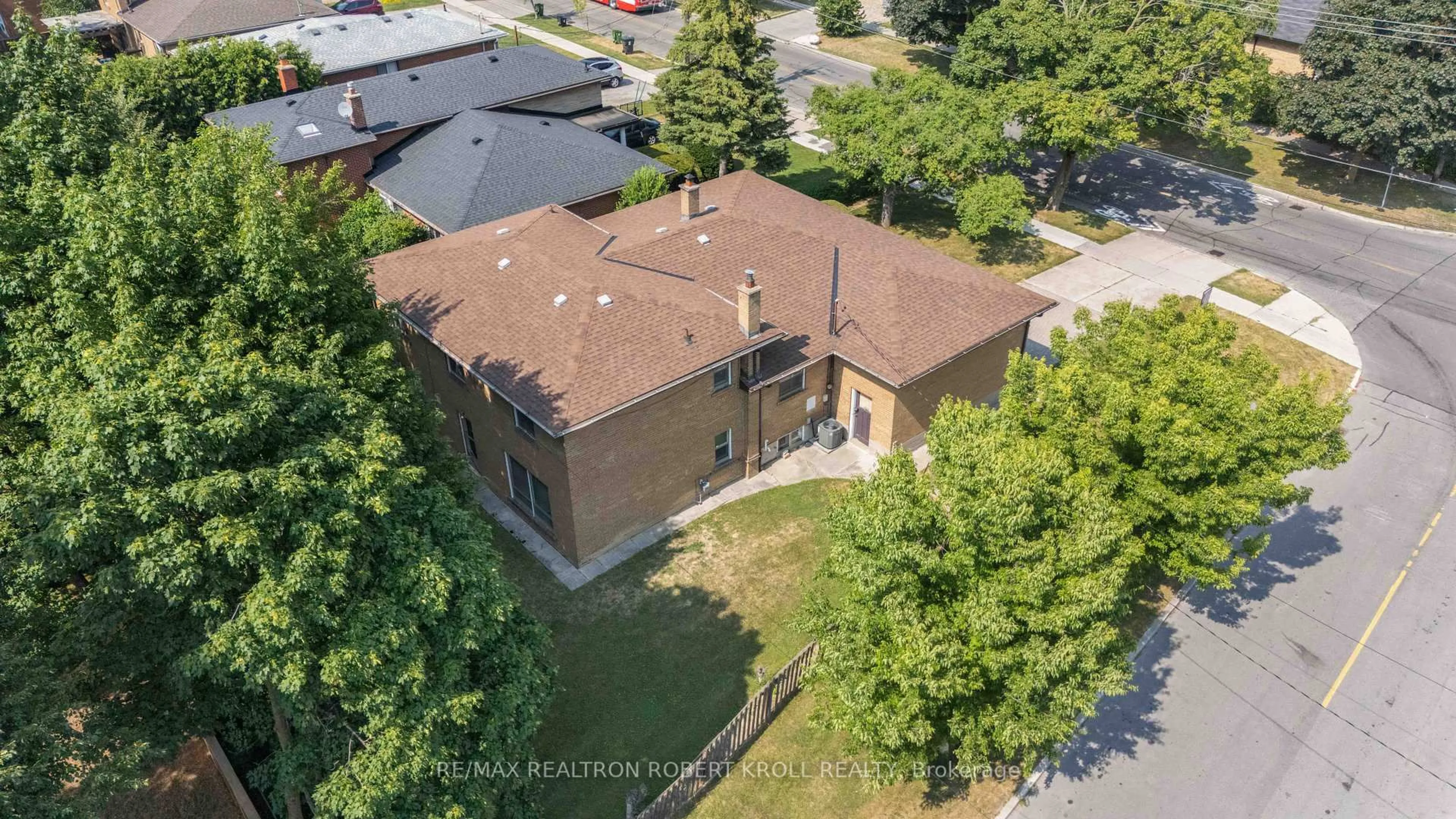 A pic from outside/outdoor area/front of a property/back of a property/a pic from drone, building for 142 Faywood Blvd, Toronto Ontario M3H 2X7