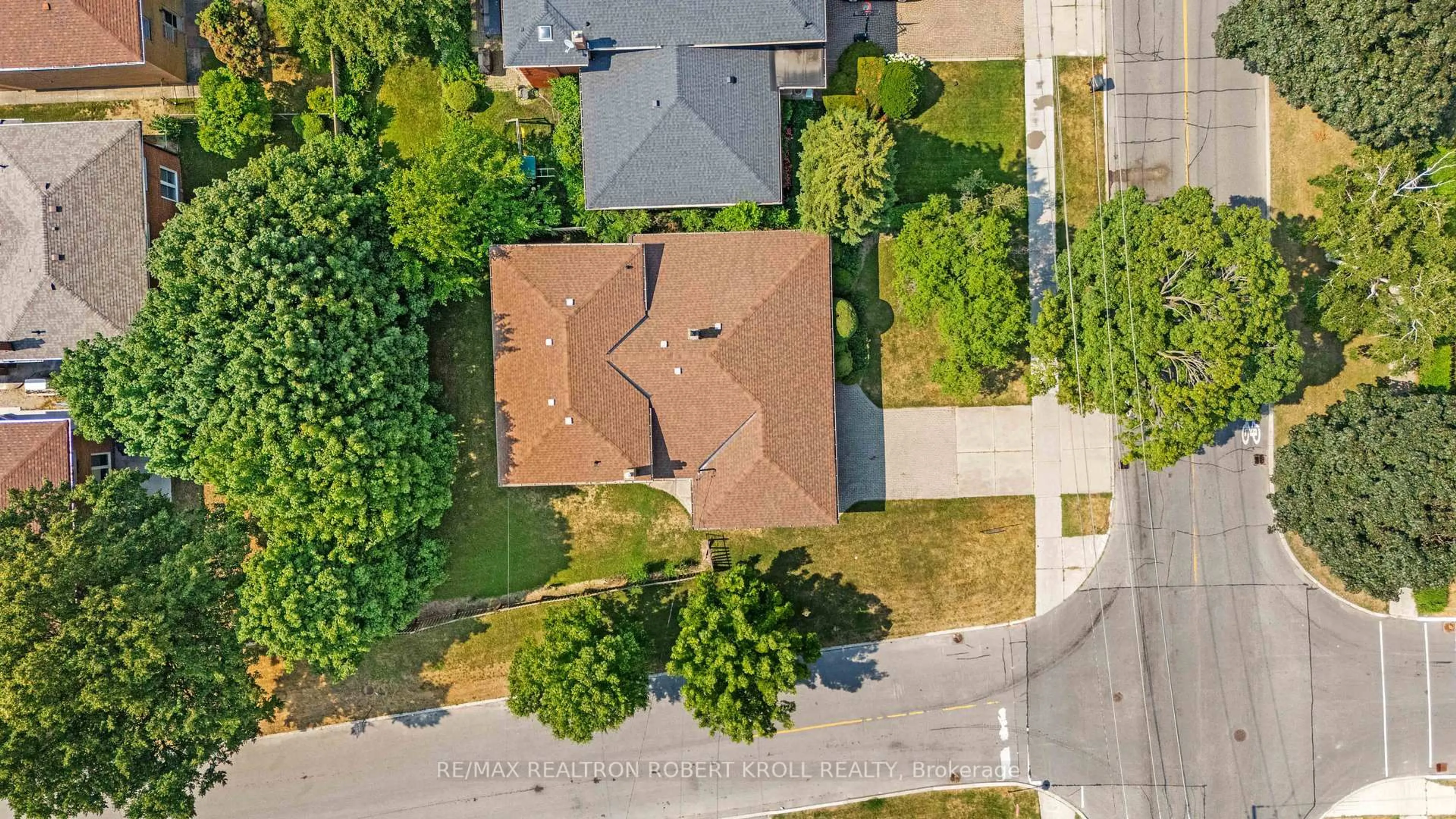 A pic from outside/outdoor area/front of a property/back of a property/a pic from drone, street for 142 Faywood Blvd, Toronto Ontario M3H 2X7