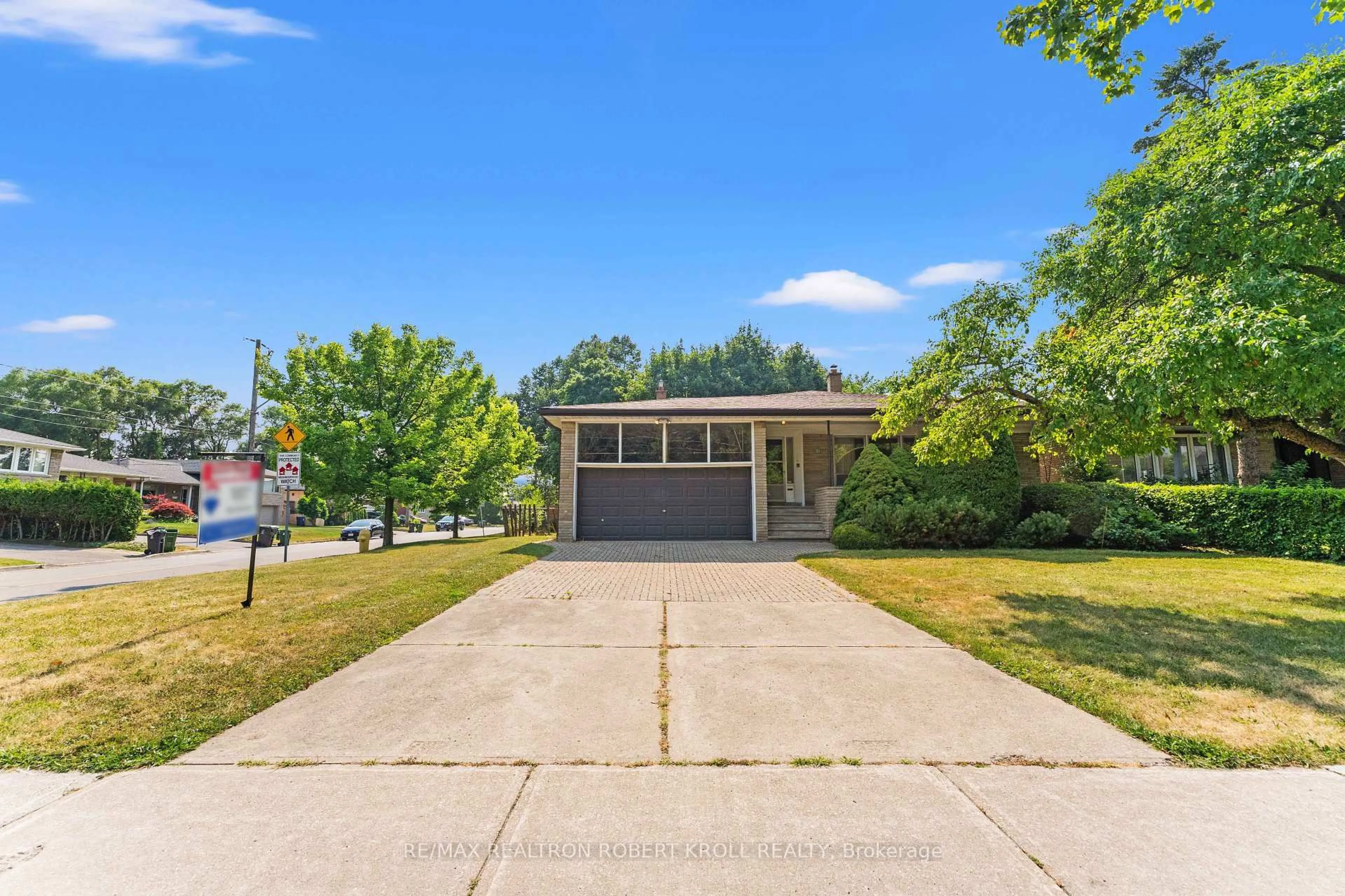 A pic from outside/outdoor area/front of a property/back of a property/a pic from drone, street for 142 Faywood Blvd, Toronto Ontario M3H 2X7