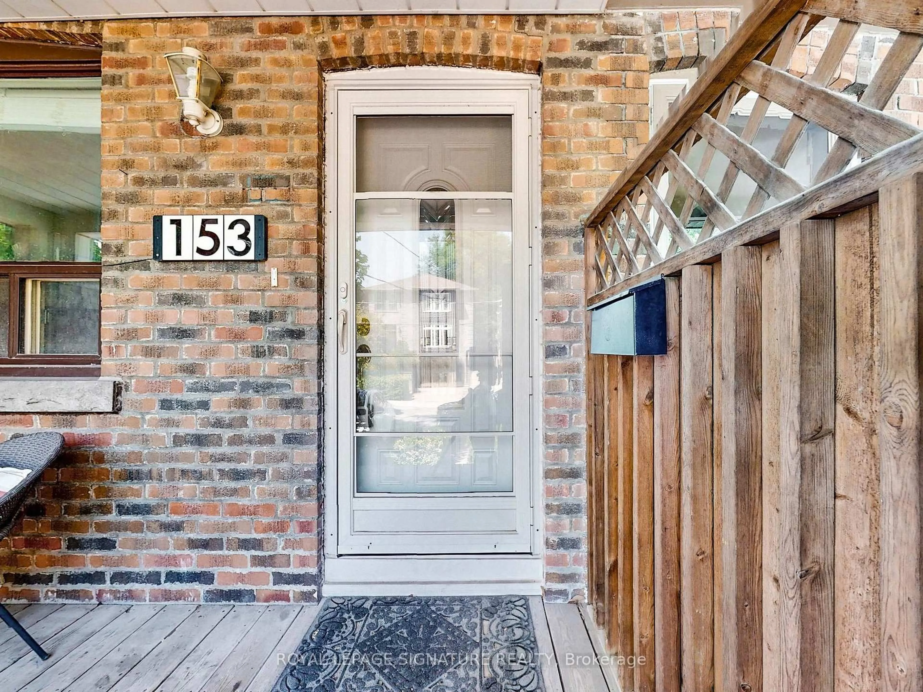 Indoor entryway for 153 Castlefield Ave, Toronto Ontario M4R 1G6