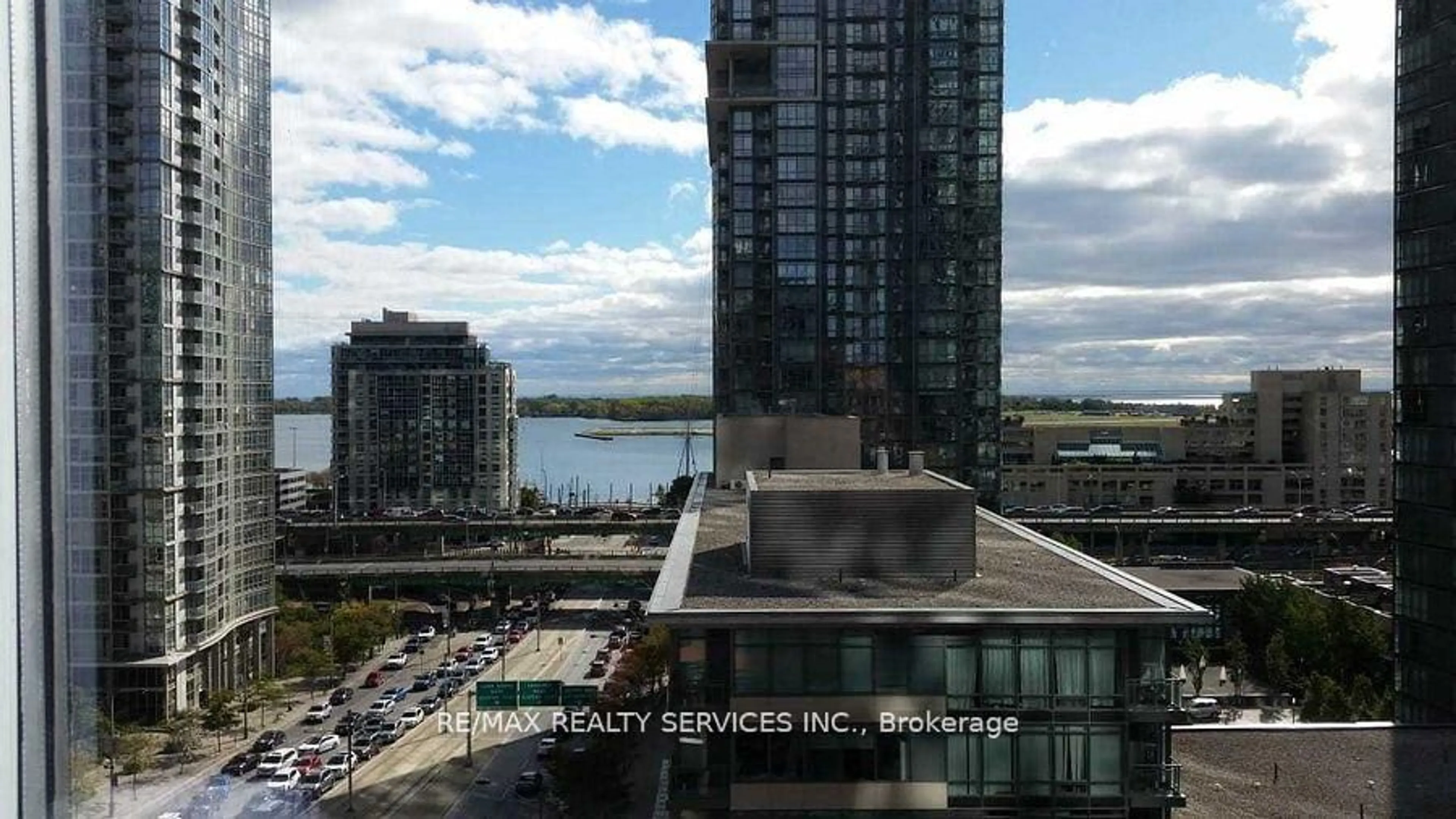 Blurry image for 4000 Spadina Ave #1019, Toronto Ontario M5V 3Y9
