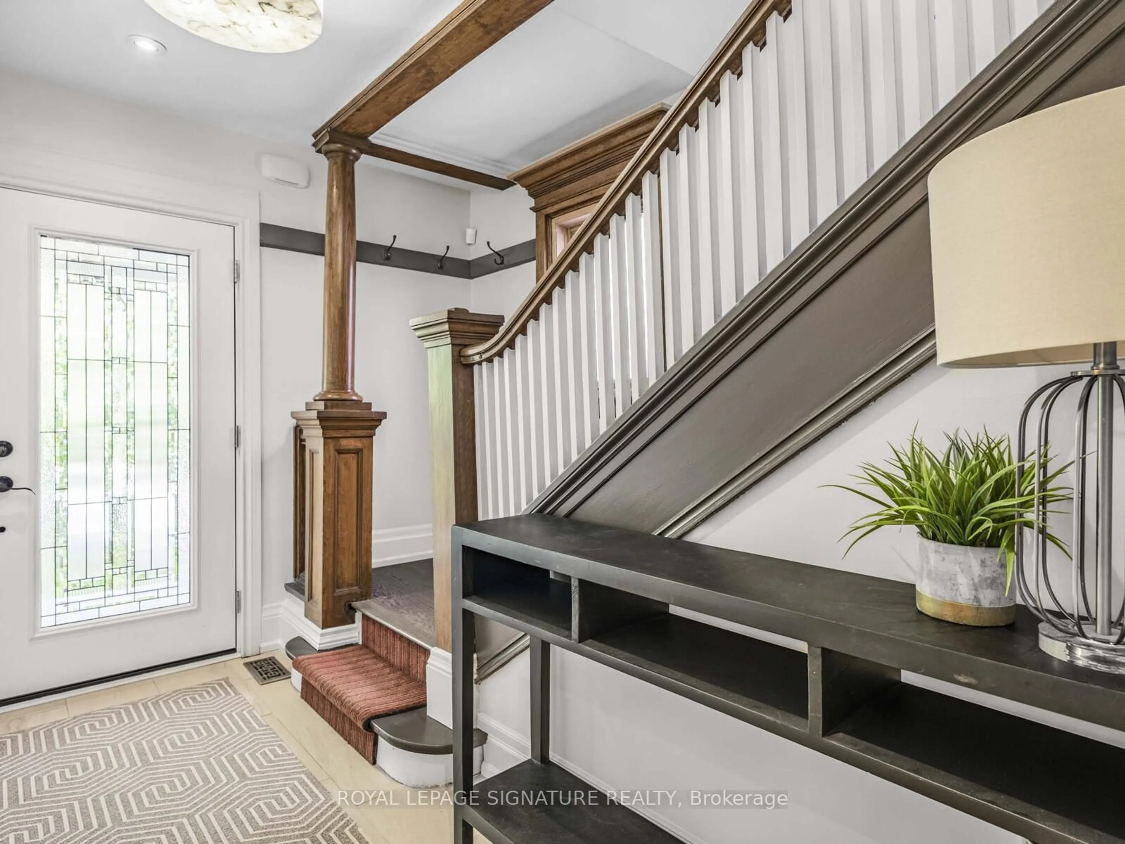 Indoor entryway for 33 Holland Park Ave, Toronto Ontario M6C 1M2