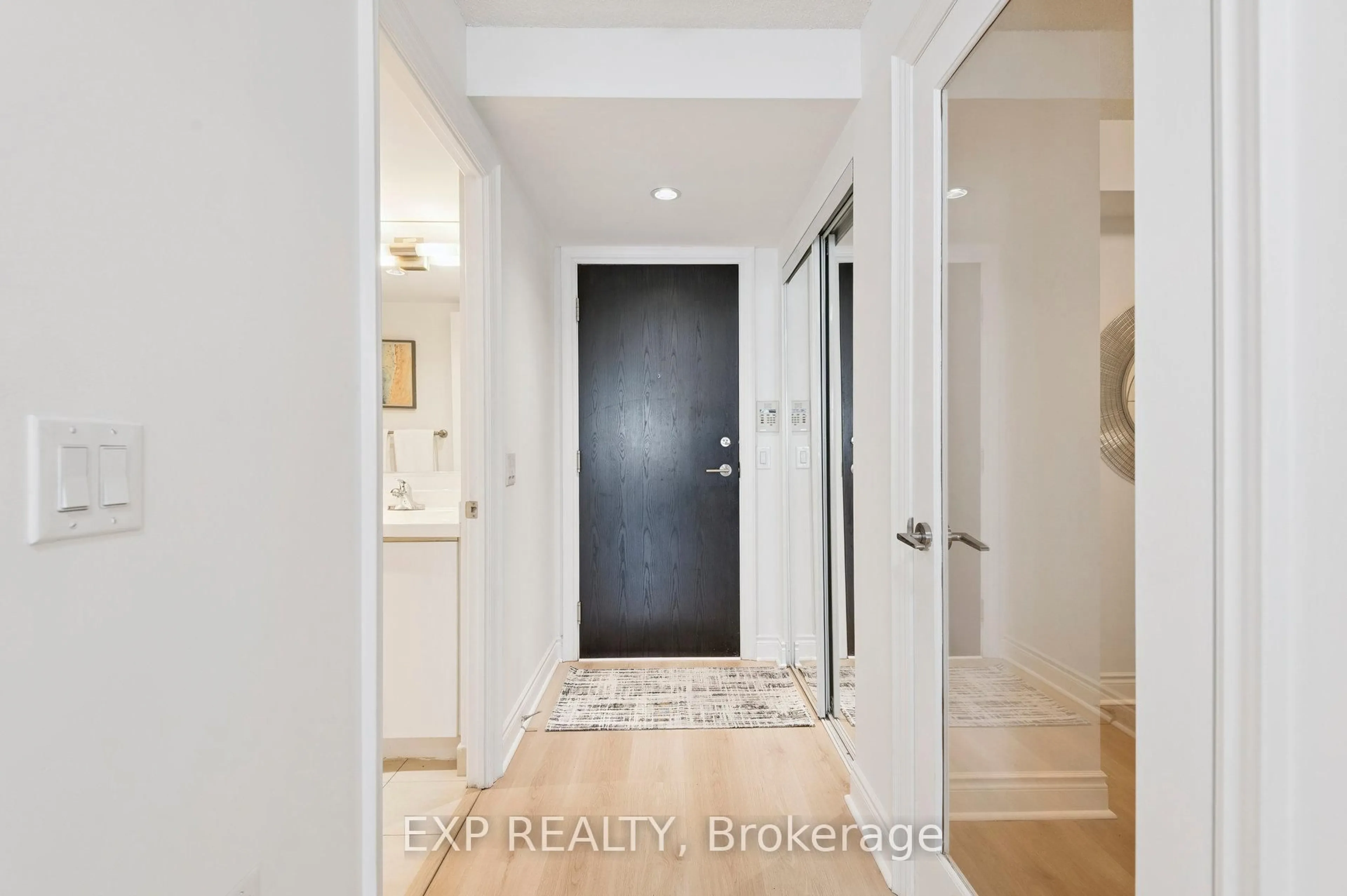 Indoor entryway for 500 Doris Ave #720, Toronto Ontario M2N 5R6