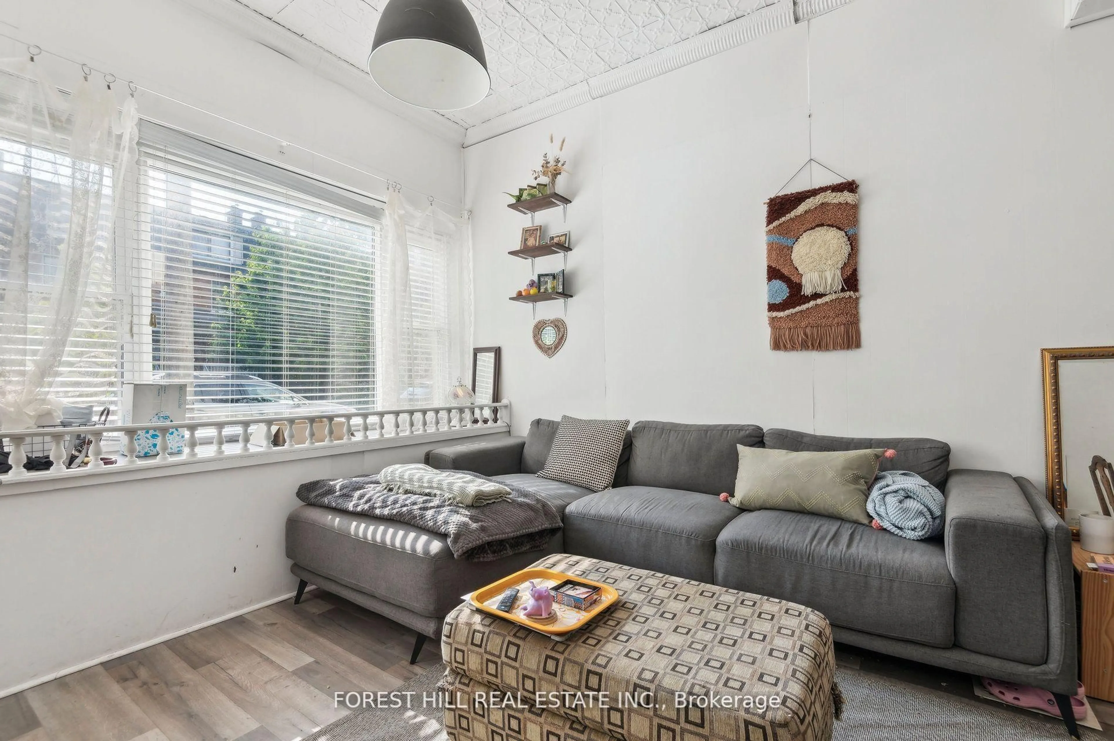 Living room with furniture, unknown for 625 Crawford St, Toronto Ontario M6G 3K2