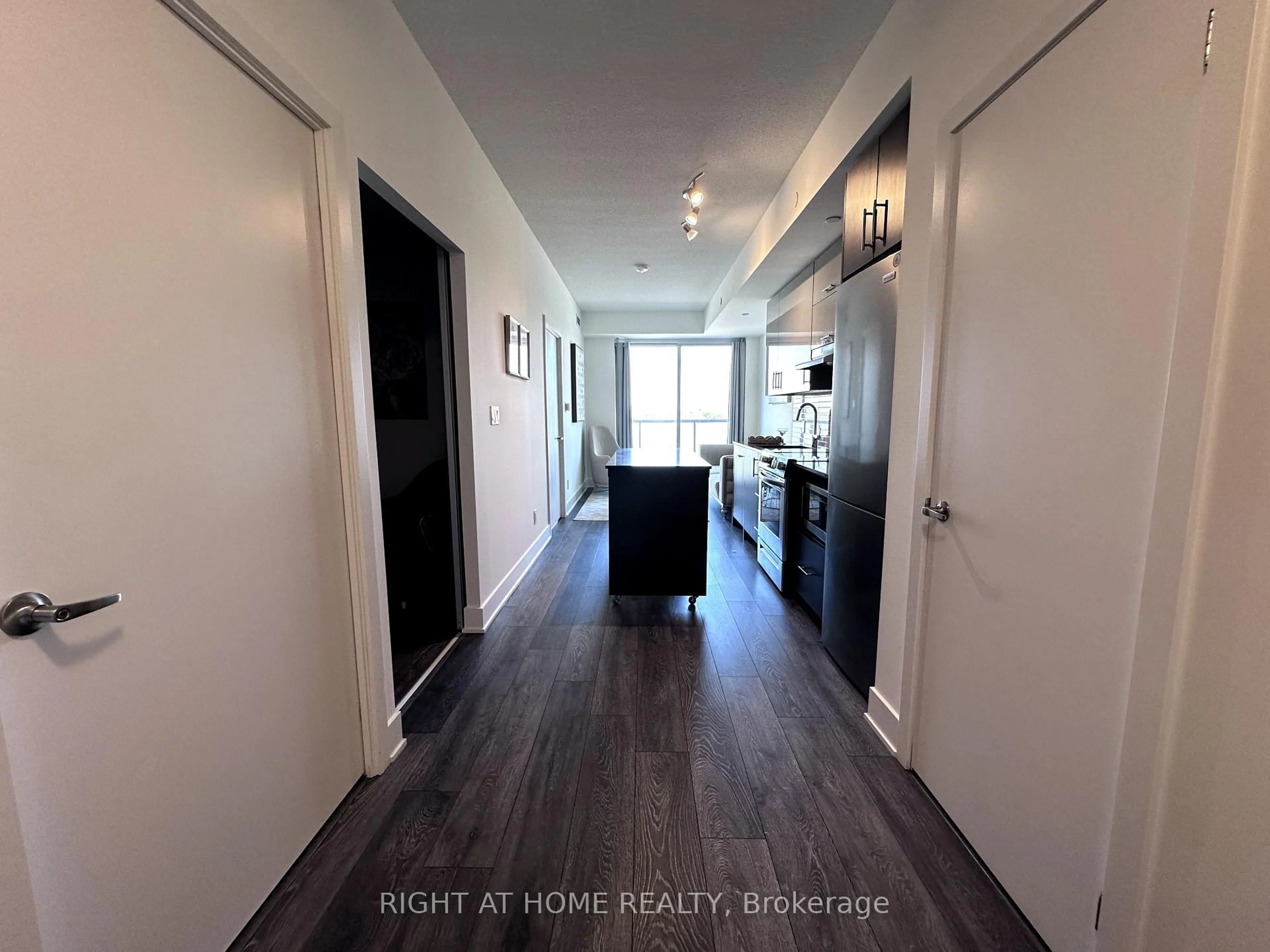 Indoor entryway for 188 Fairview Mall Dr #720, Toronto Ontario M2J 0H7