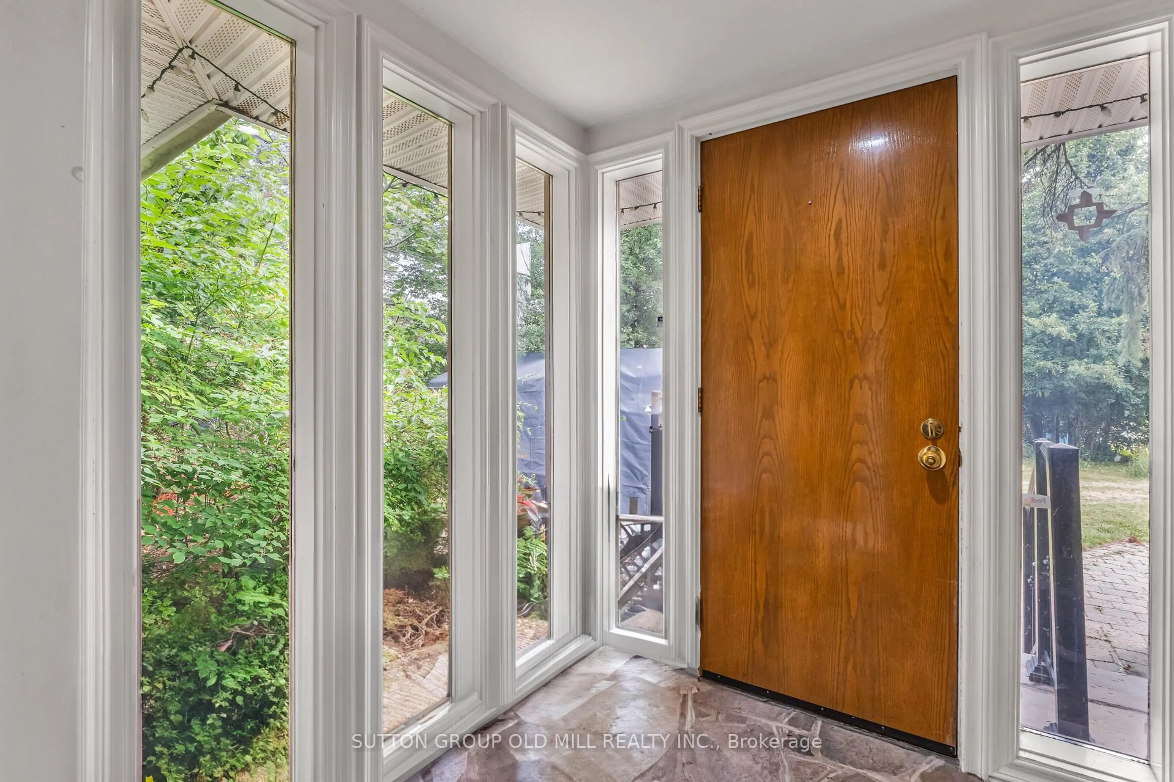 Indoor entryway for 8 Blaine Dr, Toronto Ontario M3B 2G4