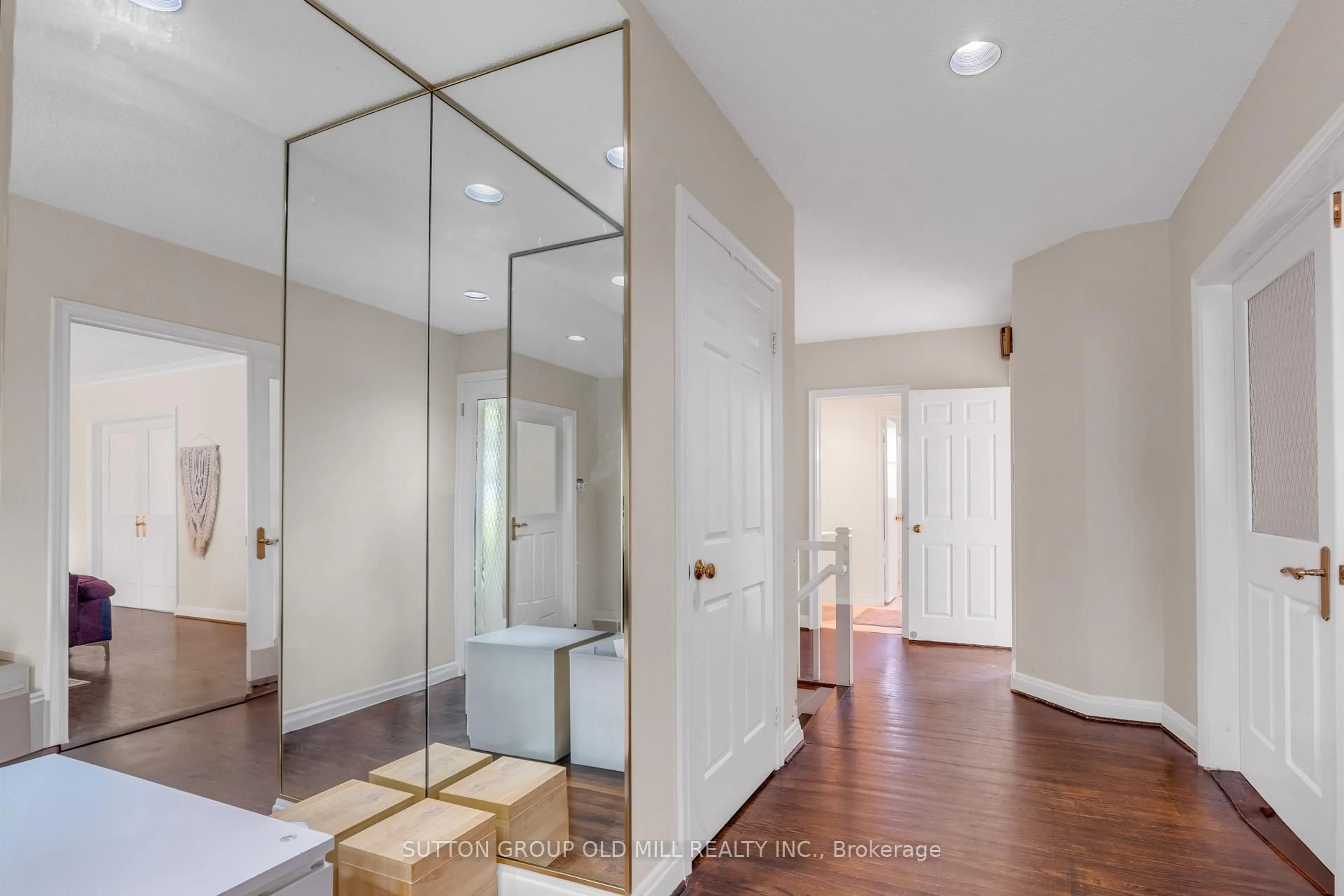 Indoor entryway for 8 Blaine Dr, Toronto Ontario M3B 2G4