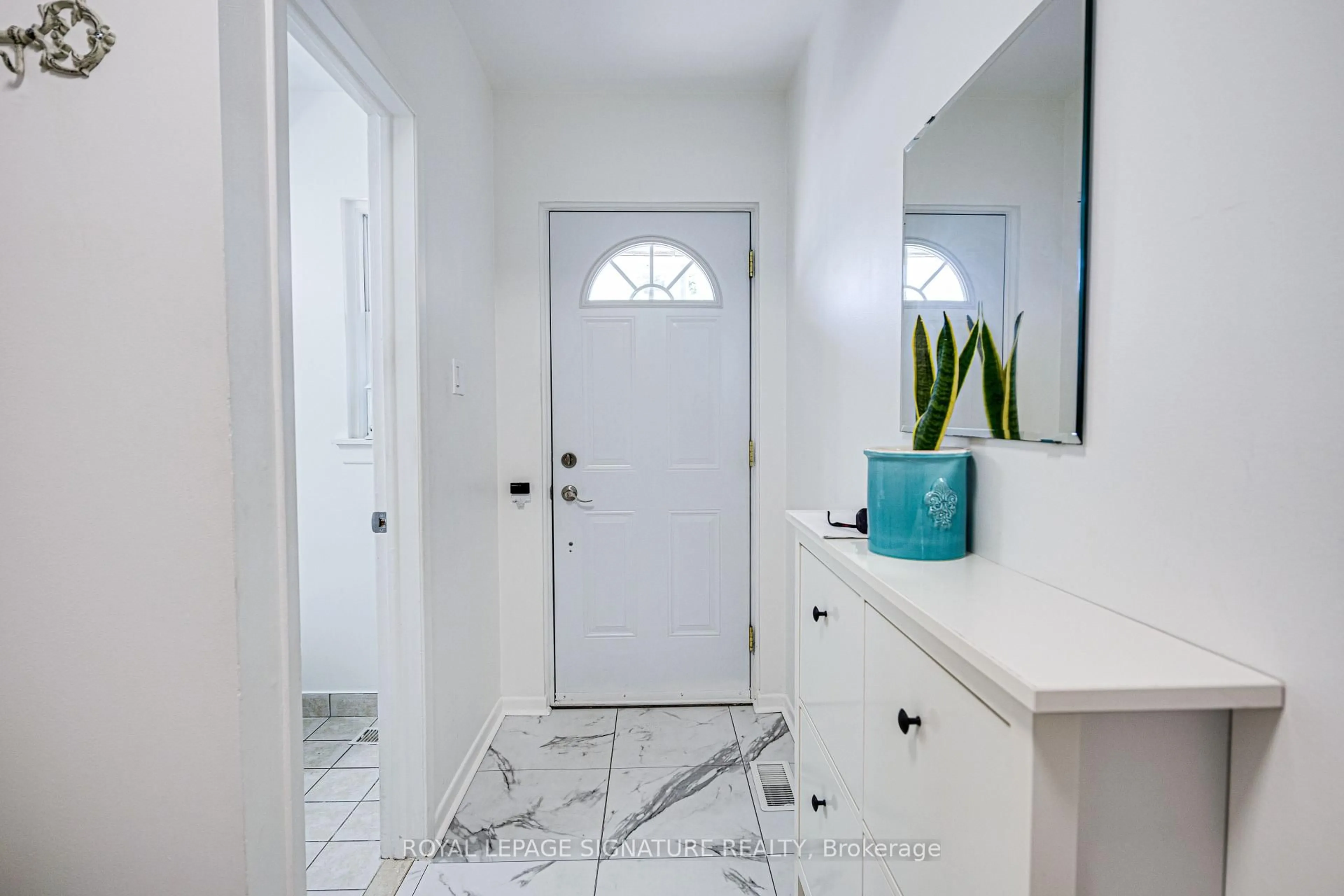 Indoor entryway for 40 Farmstead Rd #40, Toronto Ontario M2L 2G2
