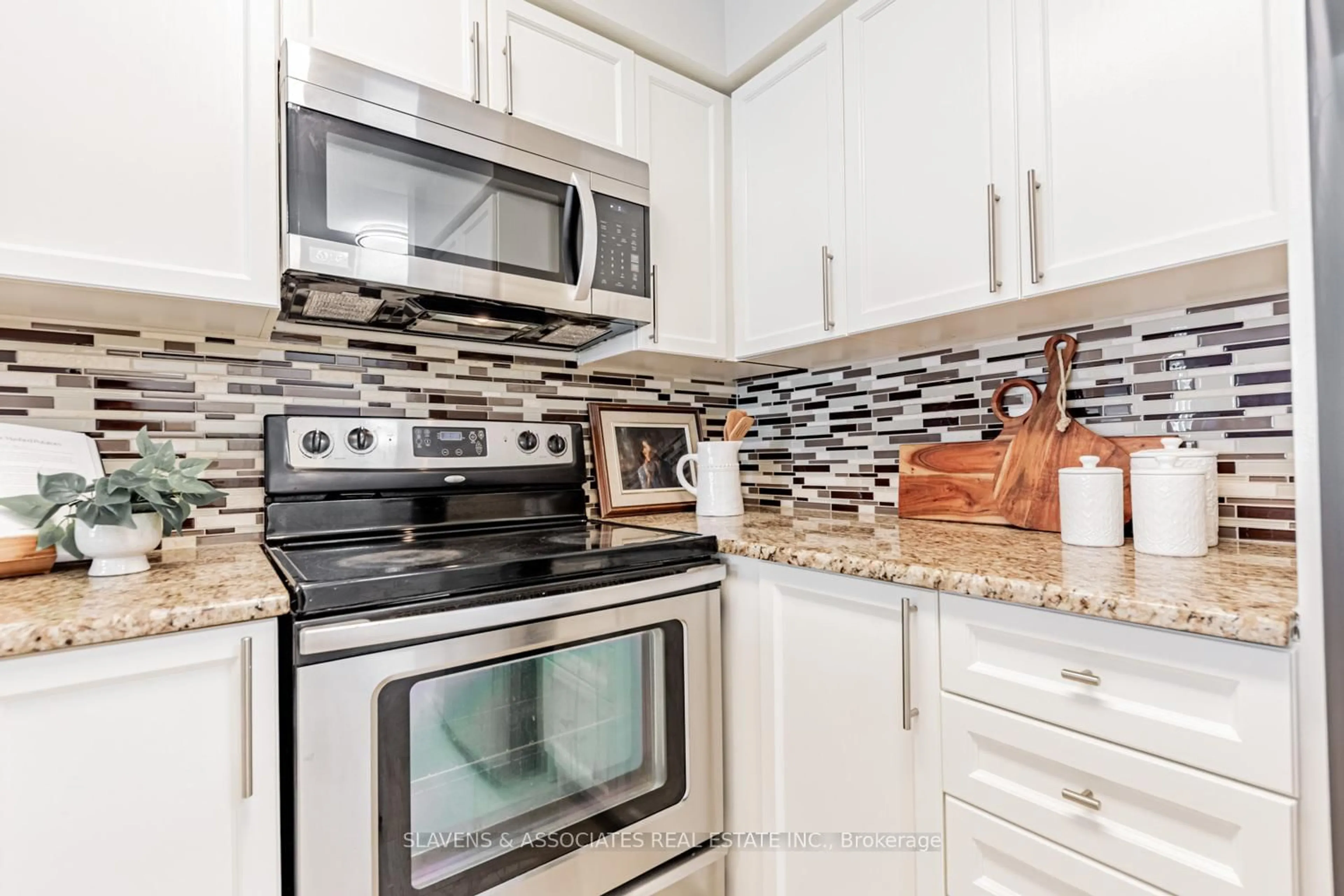 Standard kitchen, ceramic/tile floor for 35 Hollywood Ave #918, Toronto Ontario M2N 0A9