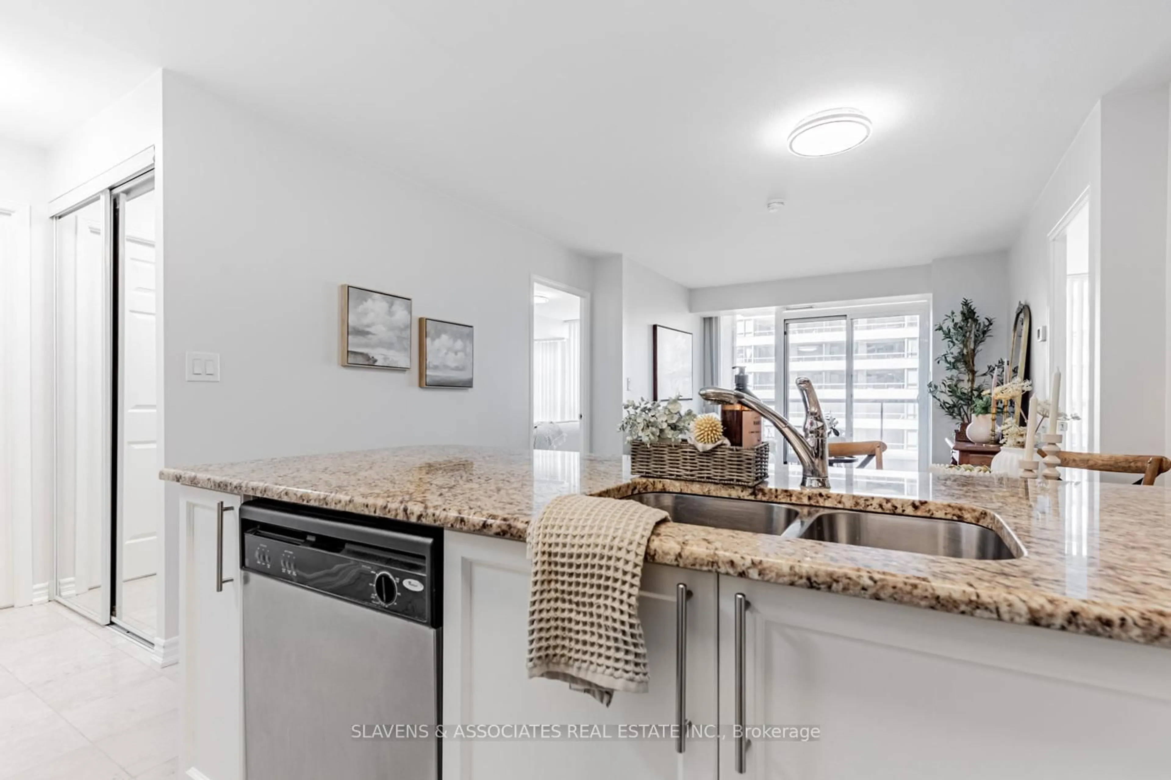 Open concept kitchen, ceramic/tile floor for 35 Hollywood Ave #918, Toronto Ontario M2N 0A9