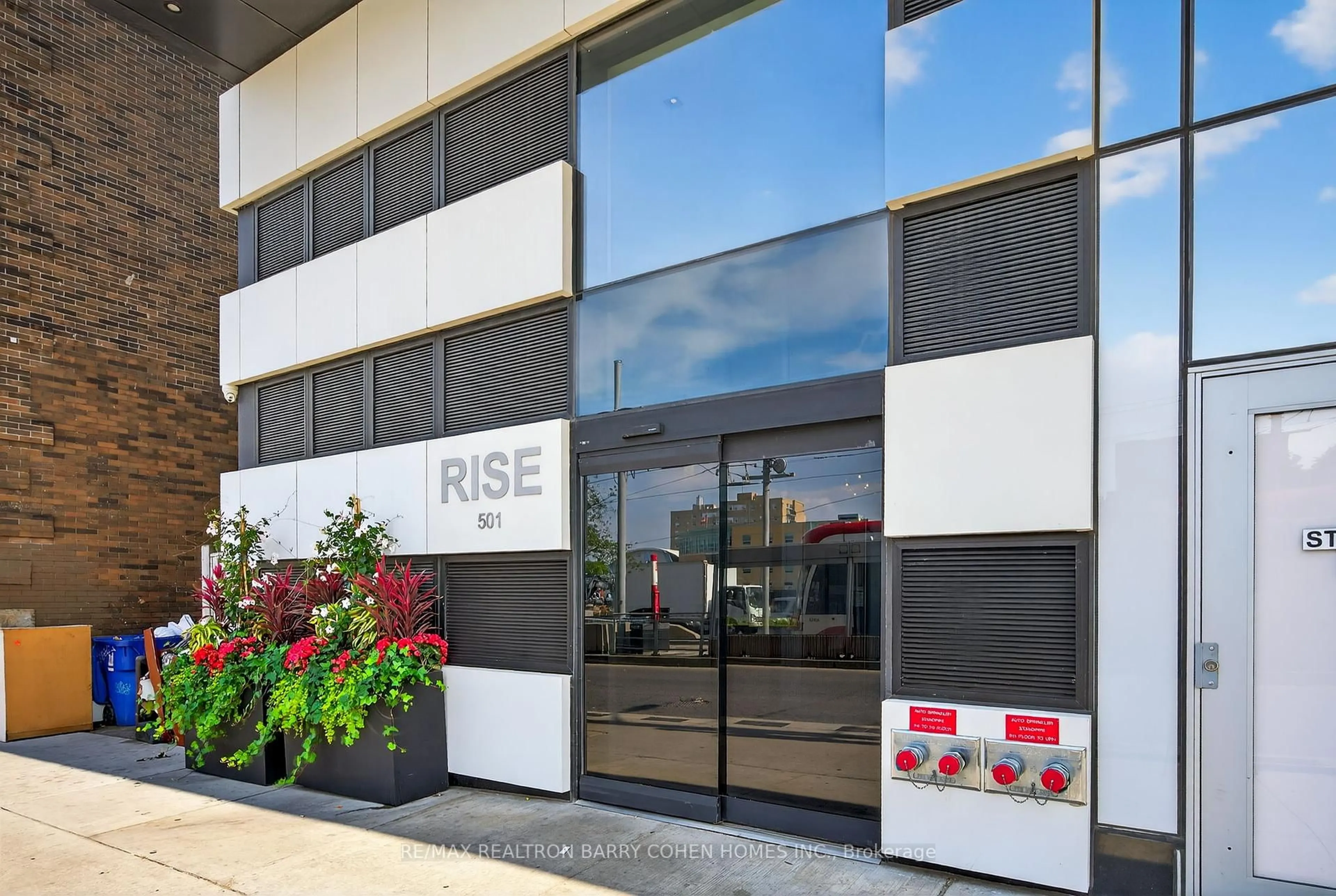 Indoor foyer for 501 St Clair Ave #2109, Toronto Ontario M5P 0A2