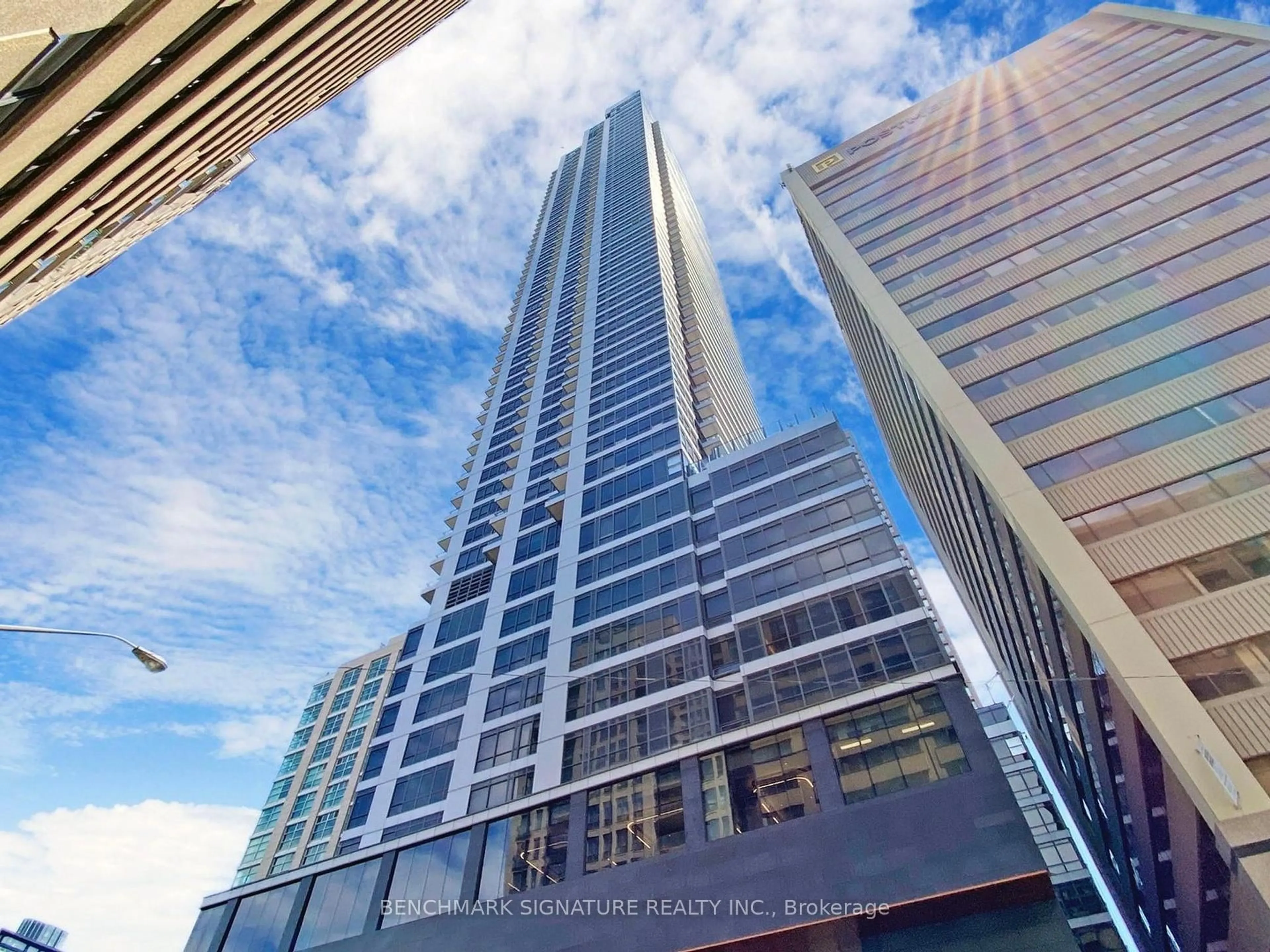 A pic from outside/outdoor area/front of a property/back of a property/a pic from drone, building for 395 Bloor St #3705, Toronto Ontario M4W 0B4