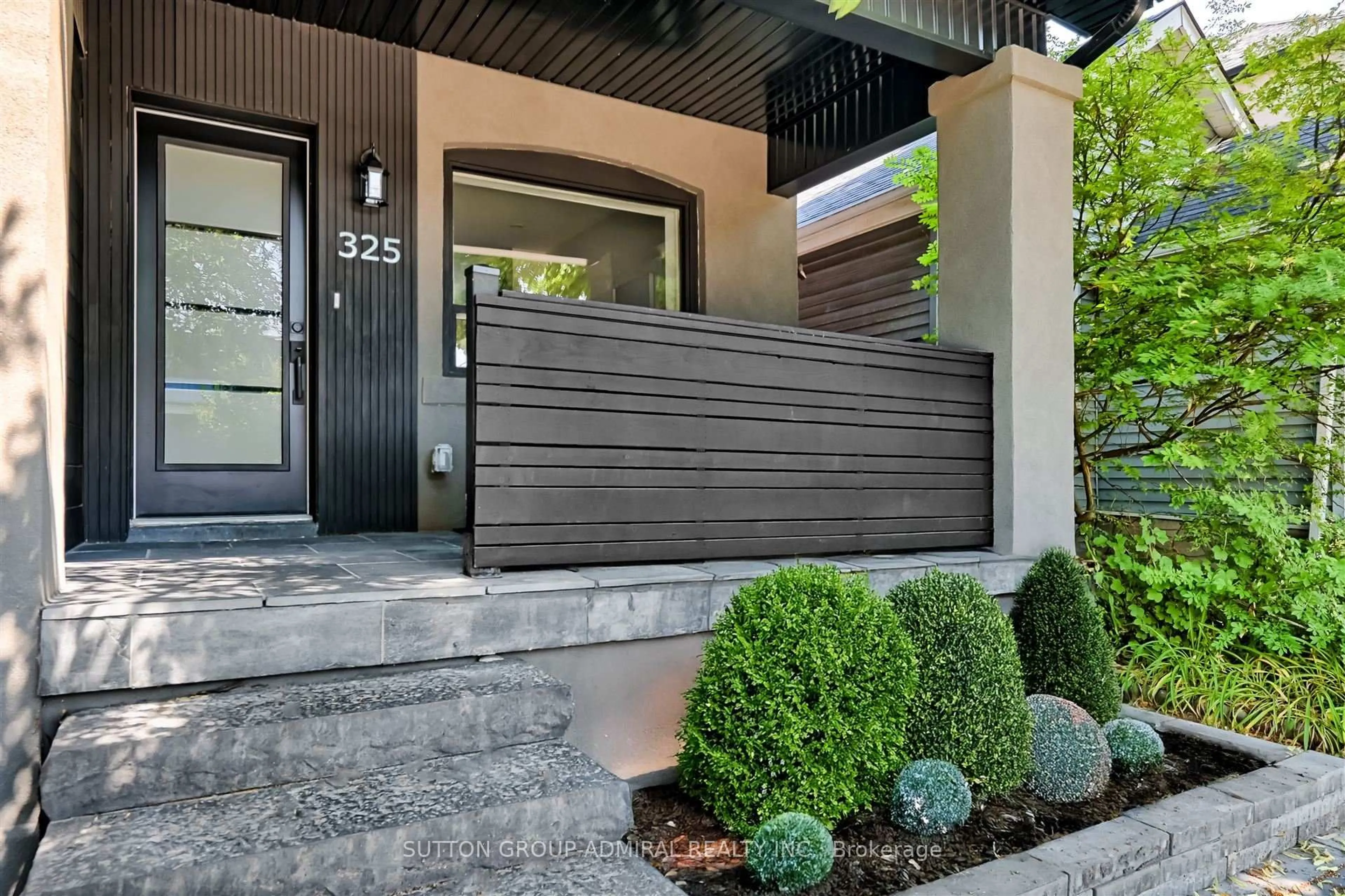 Indoor entryway for 325 WINONA Dr, Toronto Ontario M6C 3T2