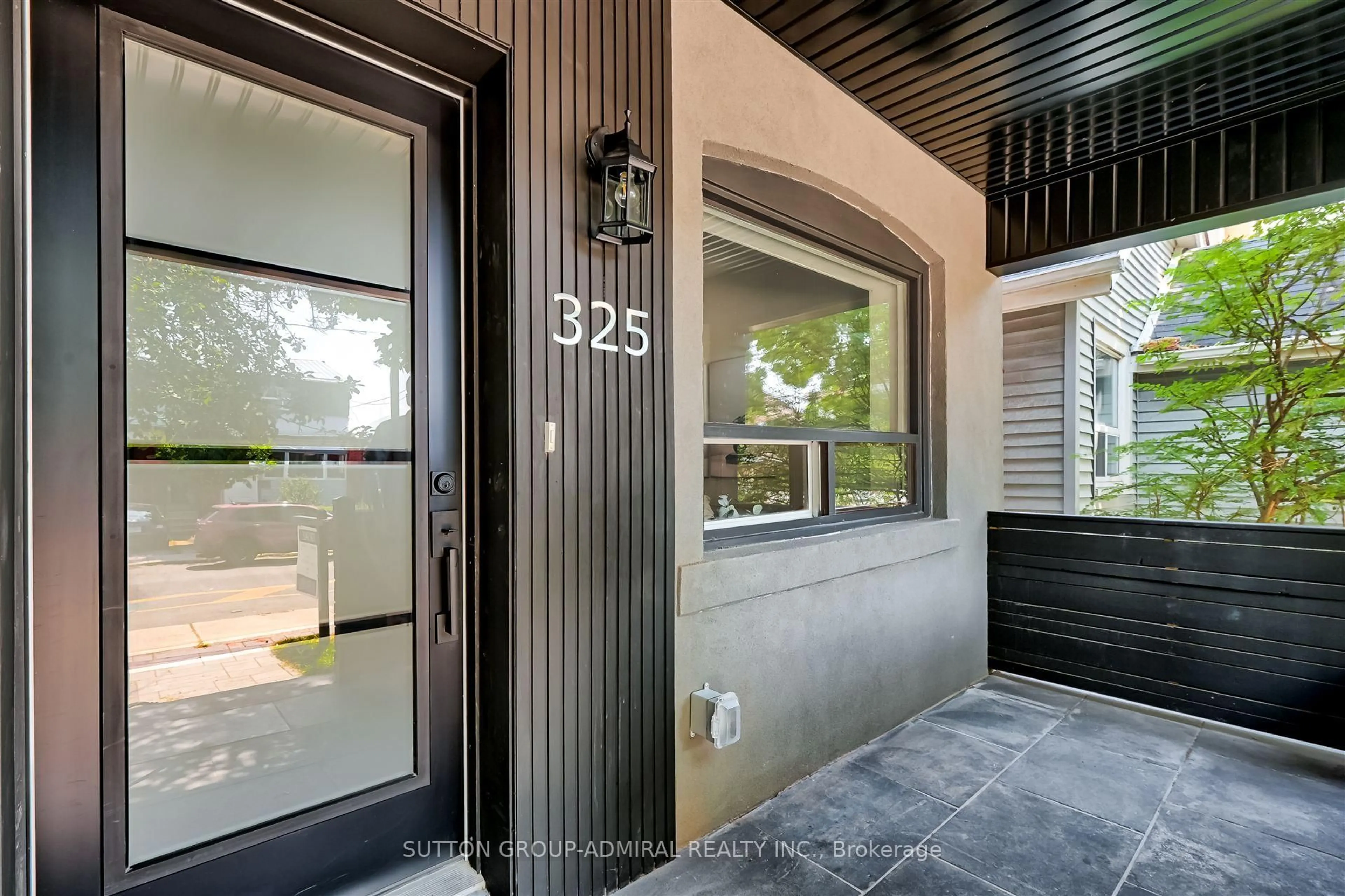 Indoor entryway for 325 WINONA Dr, Toronto Ontario M6C 3T2