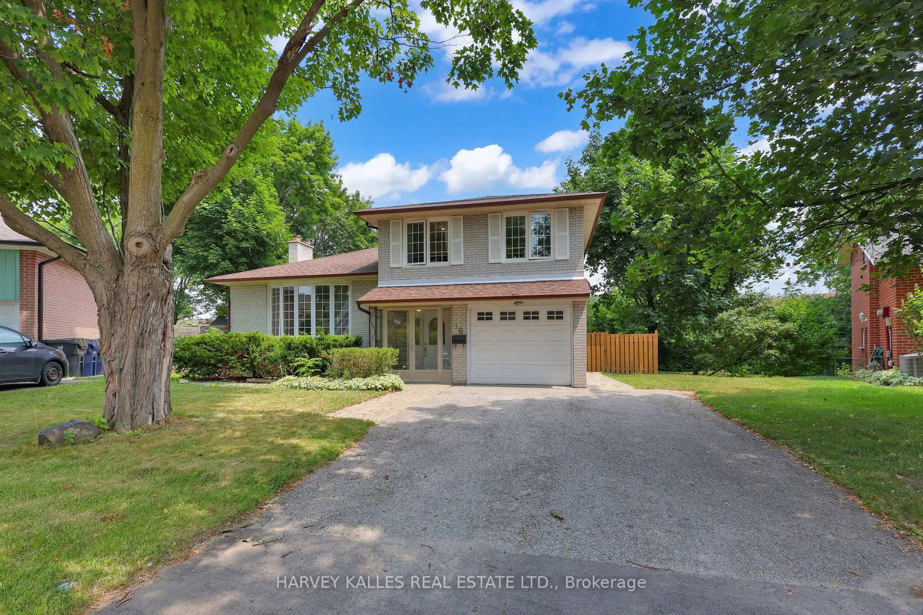 A pic from outside/outdoor area/front of a property/back of a property/a pic from drone, street for 16 Wedgeport Pl, Toronto Ontario M2N 4B4